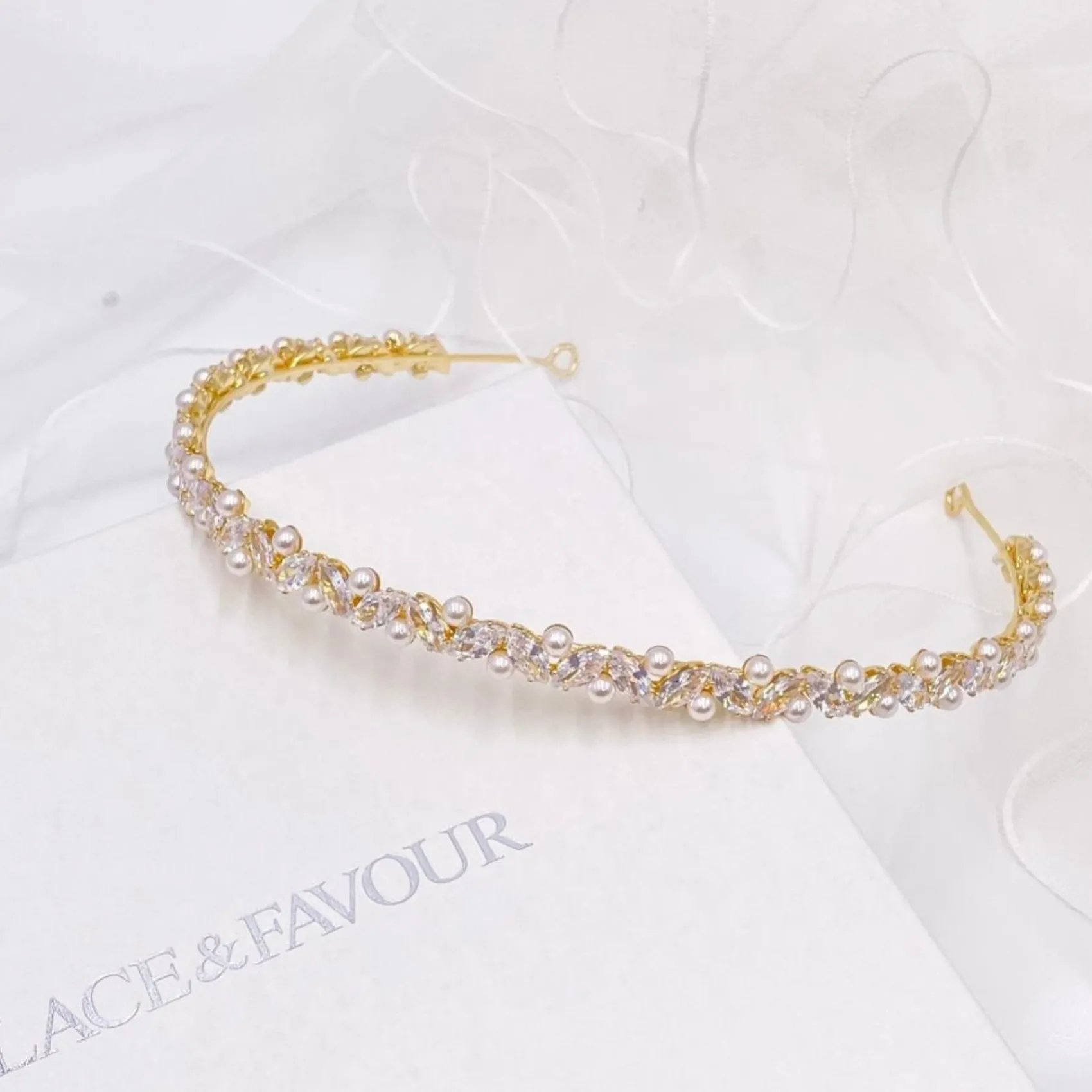 Lace & Favour Rochelle Gold Schmales Stirnband mit Kristall und Perlen* Abschlussball-haarbänder & Tiaras | Perlen-haarschmuck