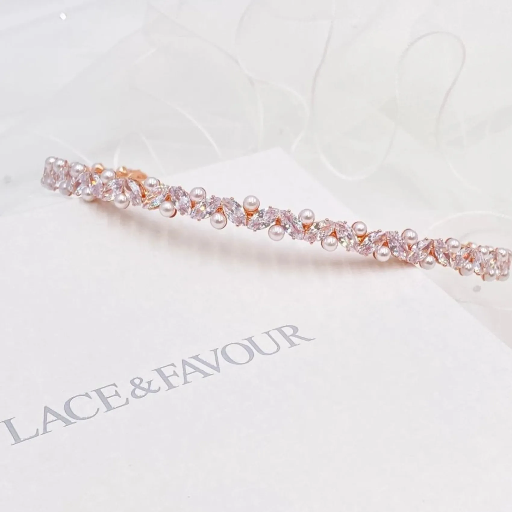 Lace & Favour Rochelle Rose Gold Schmales Stirnband mit Kristall und Perlen* Abschlussball-haarbänder & Tiaras | Perlen-haarschmuck