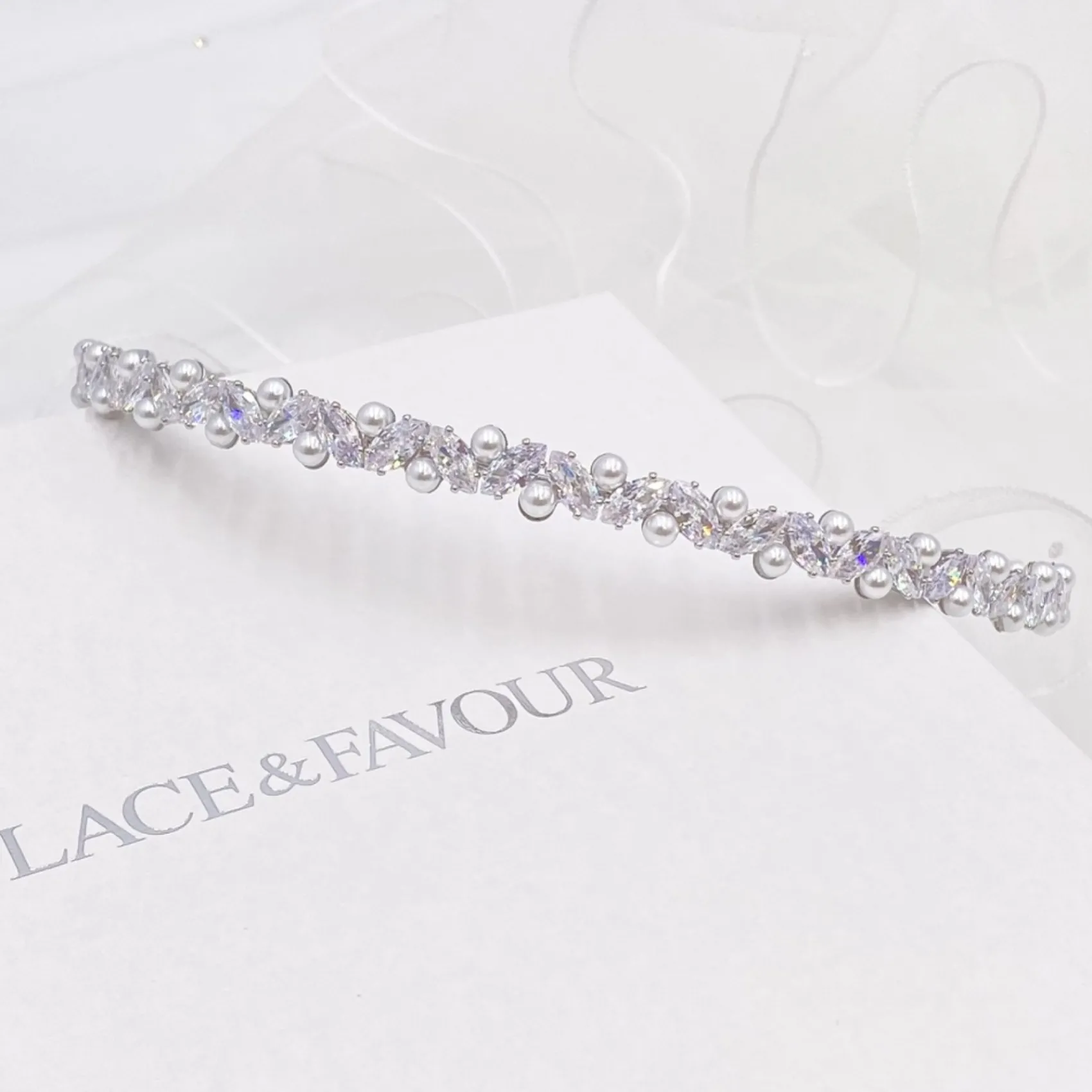 Lace & Favour Rochelle Silberner schmaler Haarreif mit Kristall und Perlen* Abschlussball-haarbänder & Tiaras | Perlen-haarschmuck