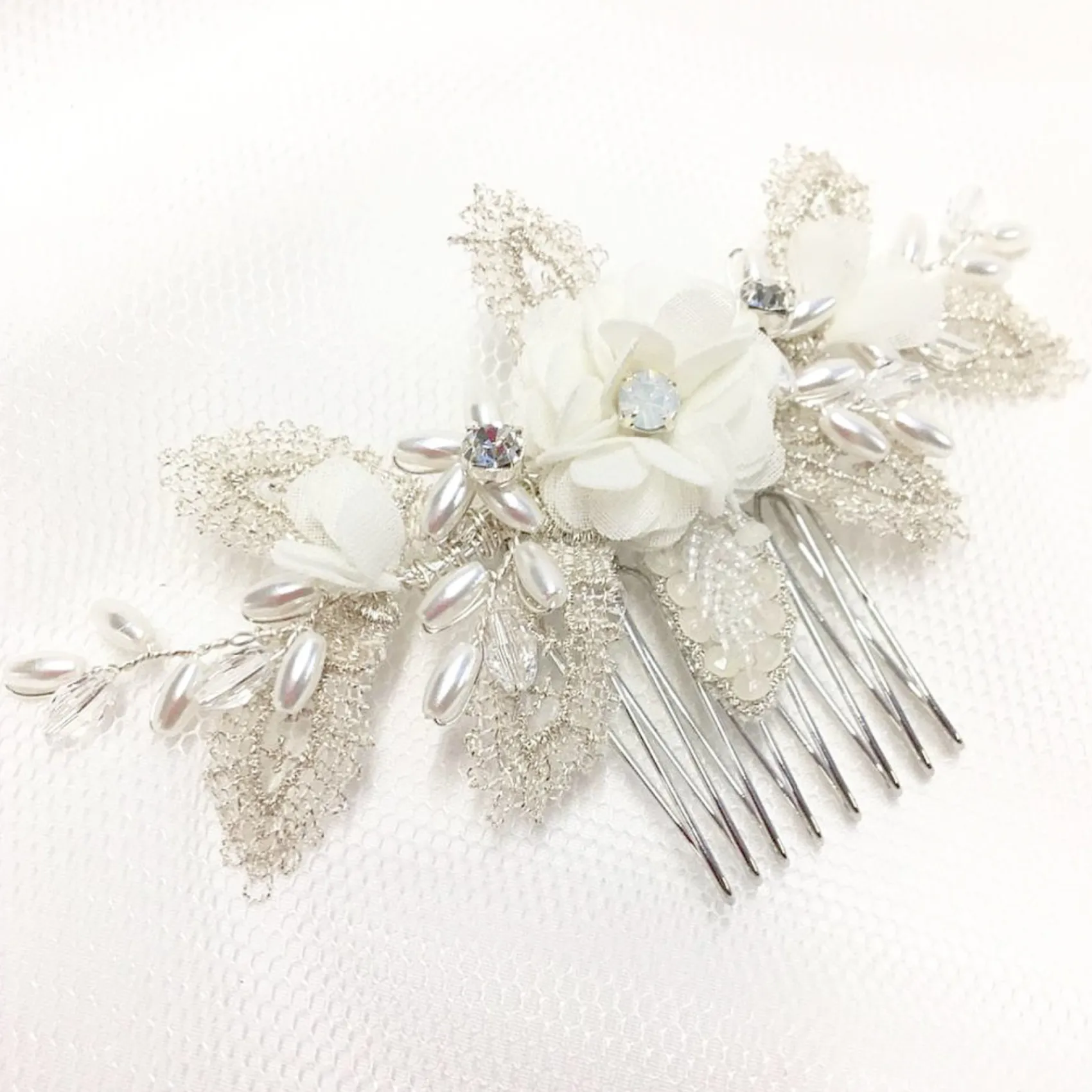 Beads & Beyond Sabrina Mini Perlenblätter und Opalkristallblüten Haarkamm* Geschenke Für Brautjungfern | Perlen-haarschmuck