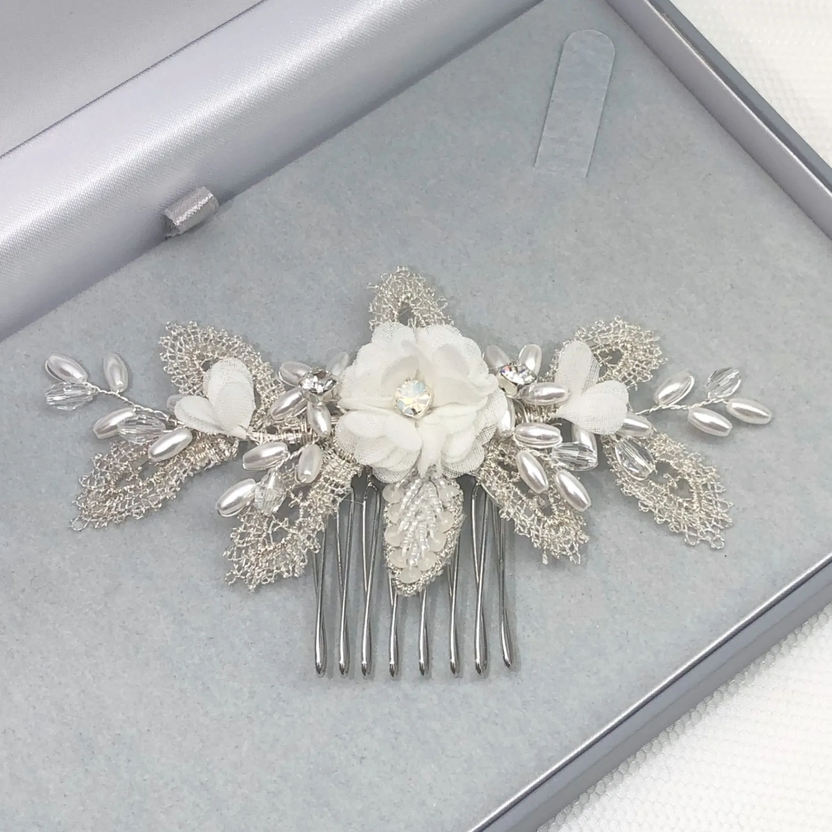 Beads & Beyond Sabrina Mini Perlenblätter und Opalkristallblüten Haarkamm* Geschenke Für Brautjungfern | Perlen-haarschmuck