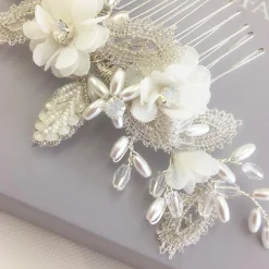 Beads & Beyond Sabrina Perlenblätter und Opalkristall Elfenbein Blumen Haarkamm* Geschenke Für Die Braut | Silberne Haar-accessoires