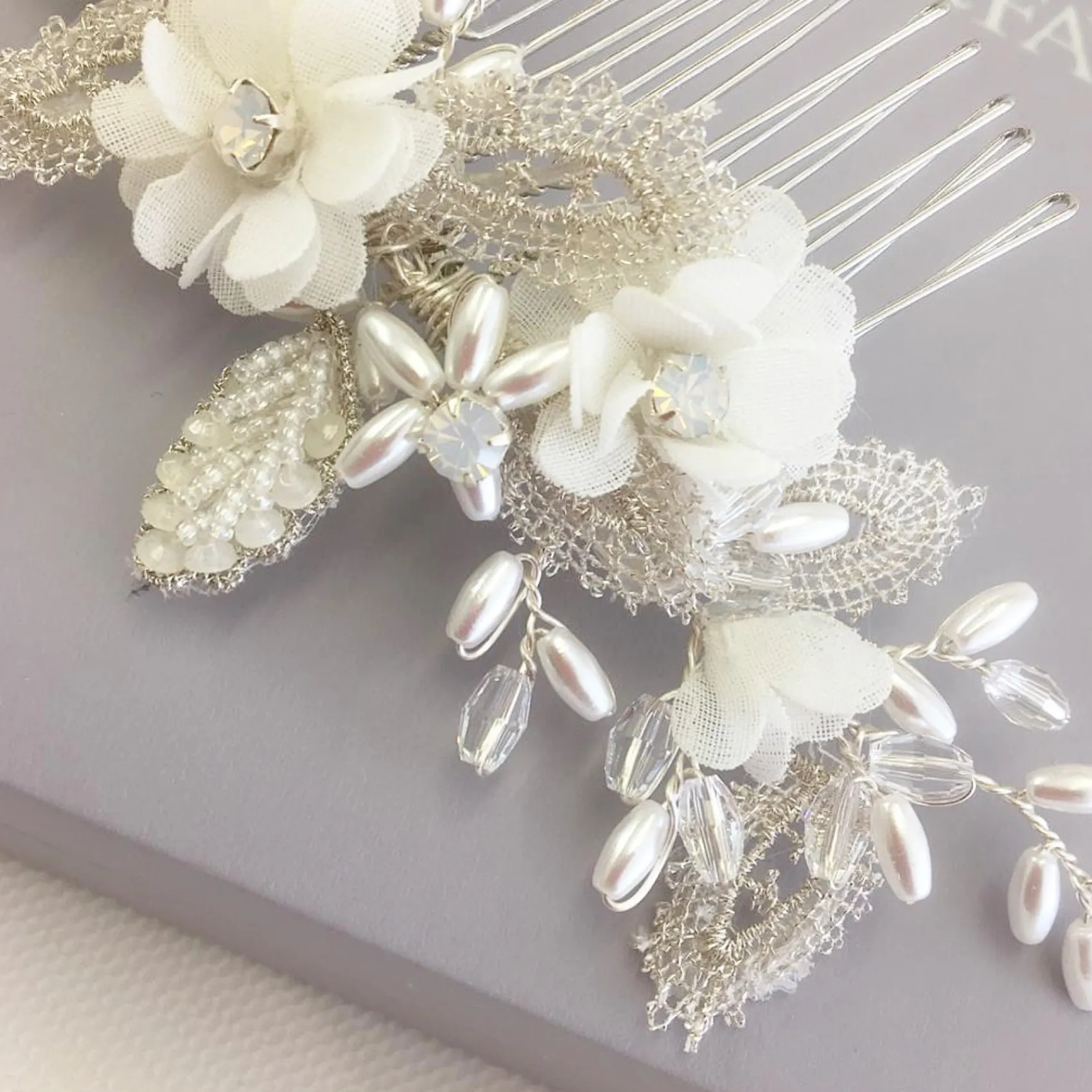 Beads & Beyond Sabrina Perlenblätter und Opalkristall Elfenbein Blumen Haarkamm* Geschenke Für Die Braut | Silberne Haar-accessoires