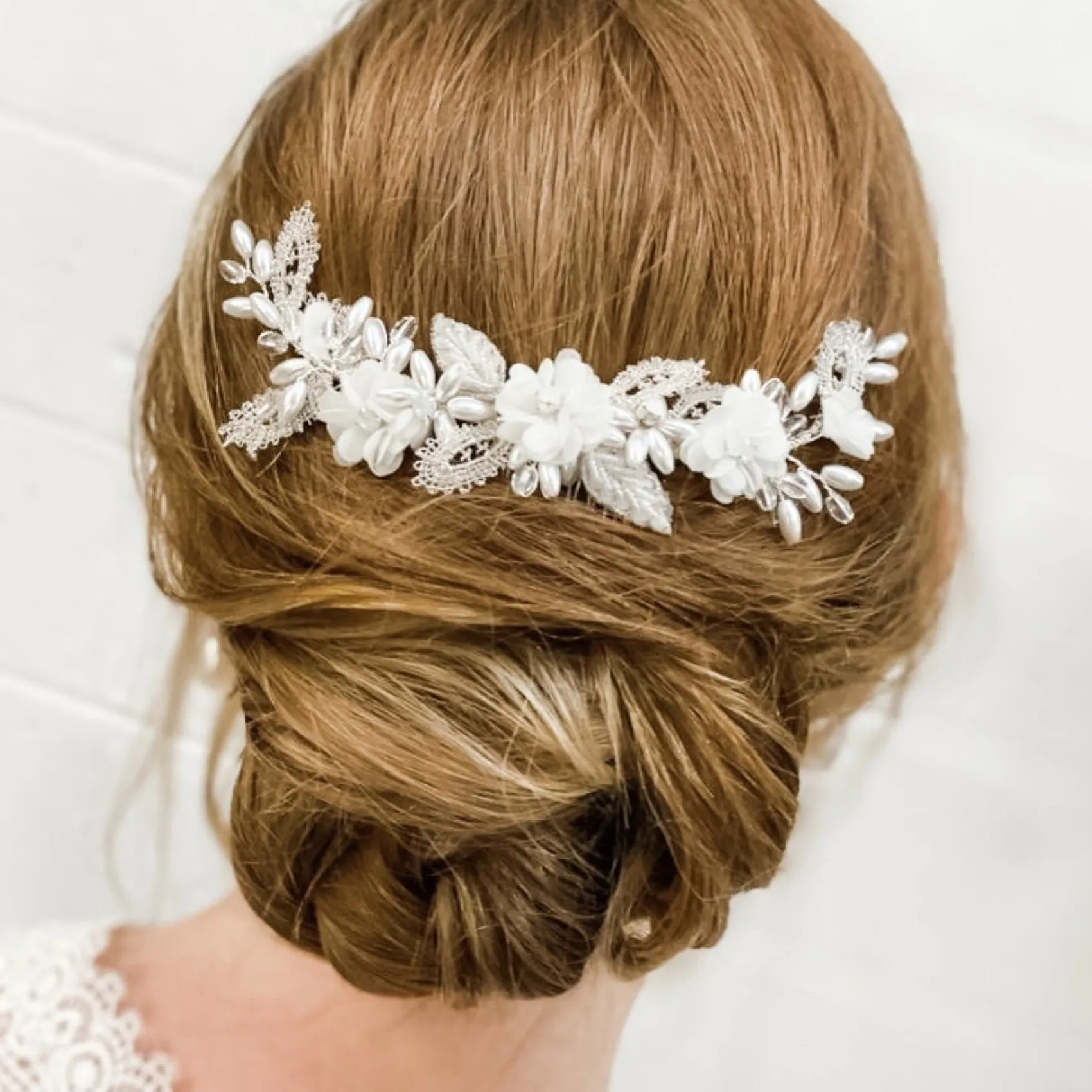 Beads & Beyond Sabrina Perlenblätter und Opalkristall Elfenbein Blumen Haarkamm* Geschenke Für Die Braut | Silberne Haar-accessoires