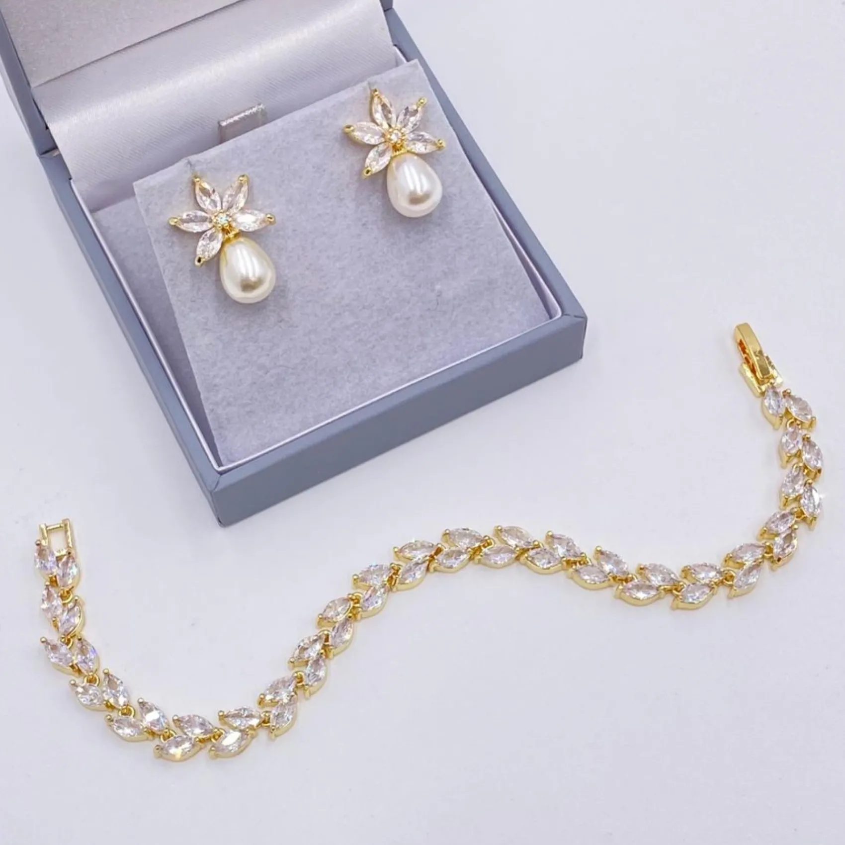Lace & Favour Sahara Gold Kristallblätter und Tropfenperlen-Ohrringe* Perlen-hochzeitsschmuck | Gold-hochzeitsschmuck