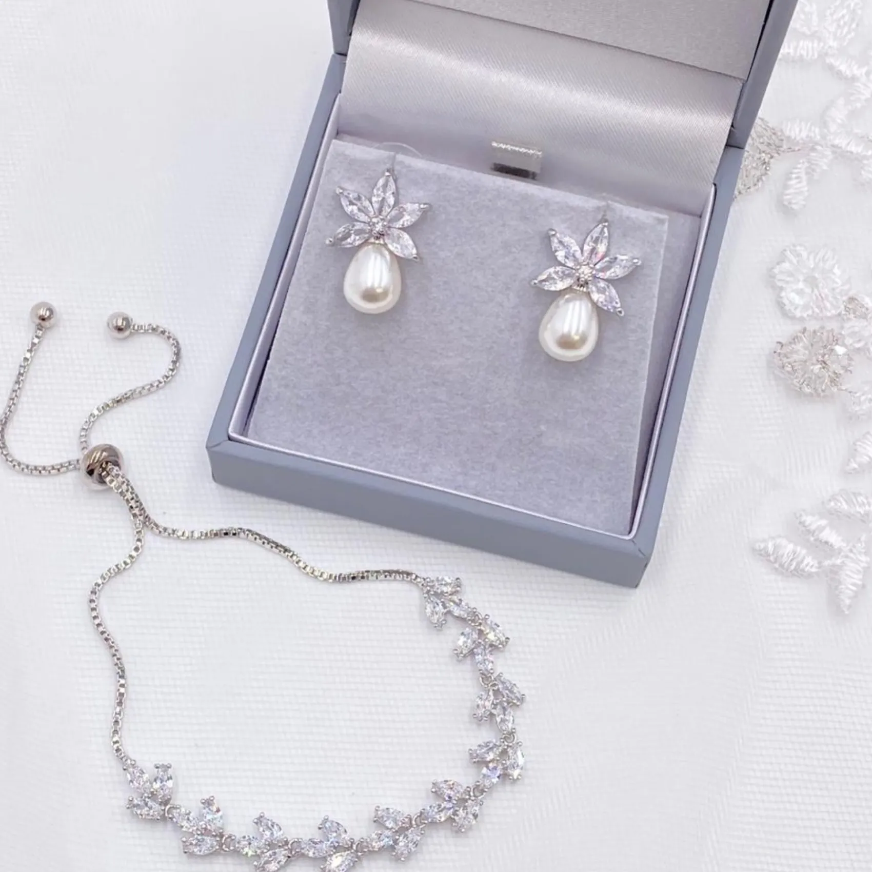 Lace & Favour Sahara Silber Kristallblätter und Tropfenperlen-Ohrringe* Perlen-hochzeitsschmuck | Silberner Hochzeitsschmuck
