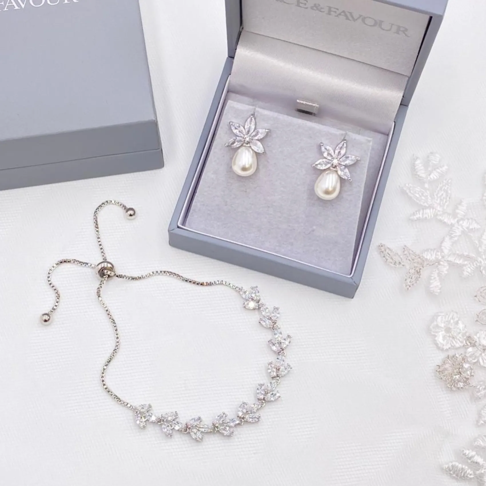 Lace & Favour Sahara Silber Kristallblätter und Tropfenperlen-Ohrringe* Perlen-hochzeitsschmuck | Silberner Hochzeitsschmuck