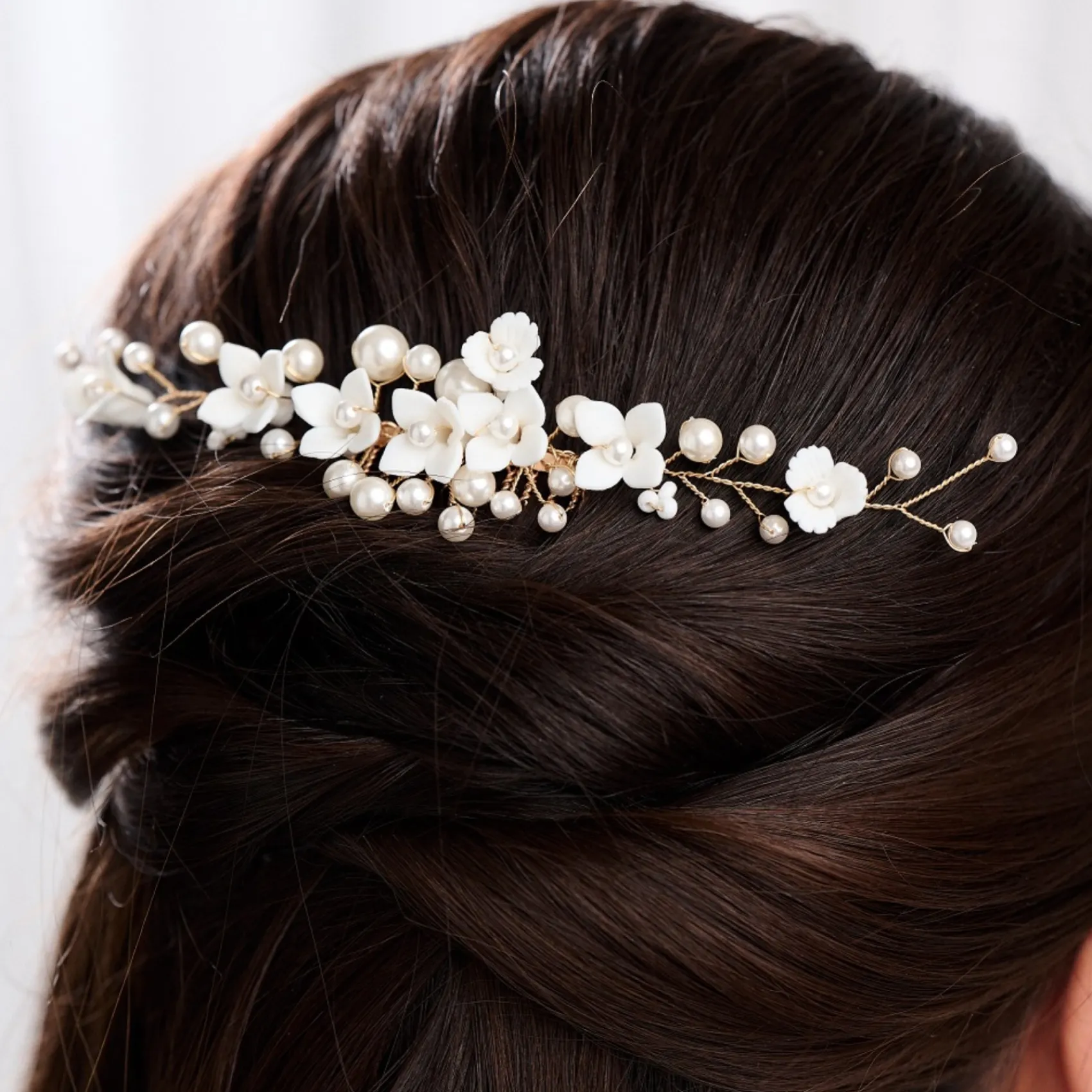 Lace & Favour Skye Porzellan Blumen und Perlen Brauthaarkamm (Gold)* Perlen-haarschmuck | Gold-haar-accessoires