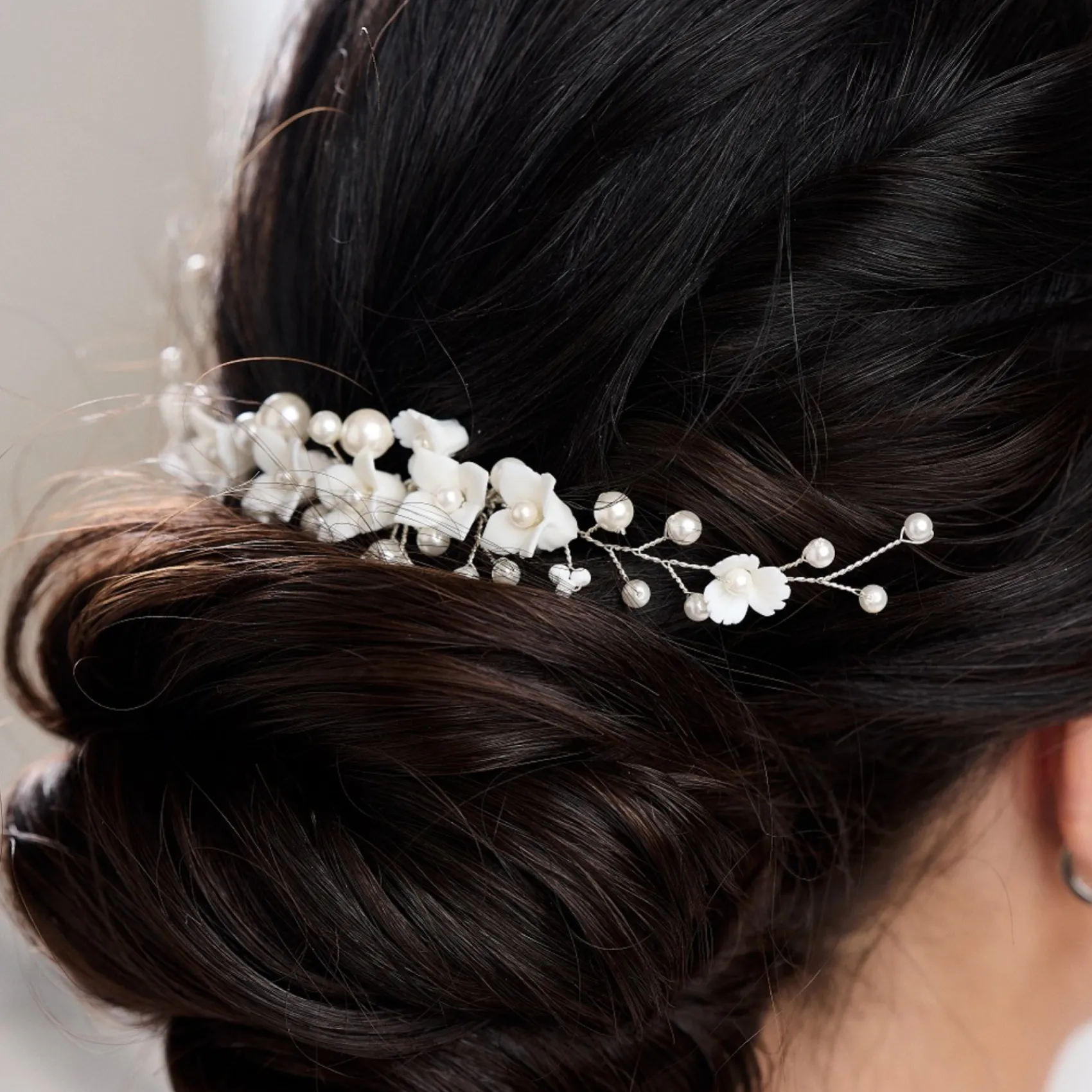 Lace & Favour Skye Porzellan Blumen und Perlen Haarkamm (Silber)* Perlen-haarschmuck | Silberne Haar-accessoires
