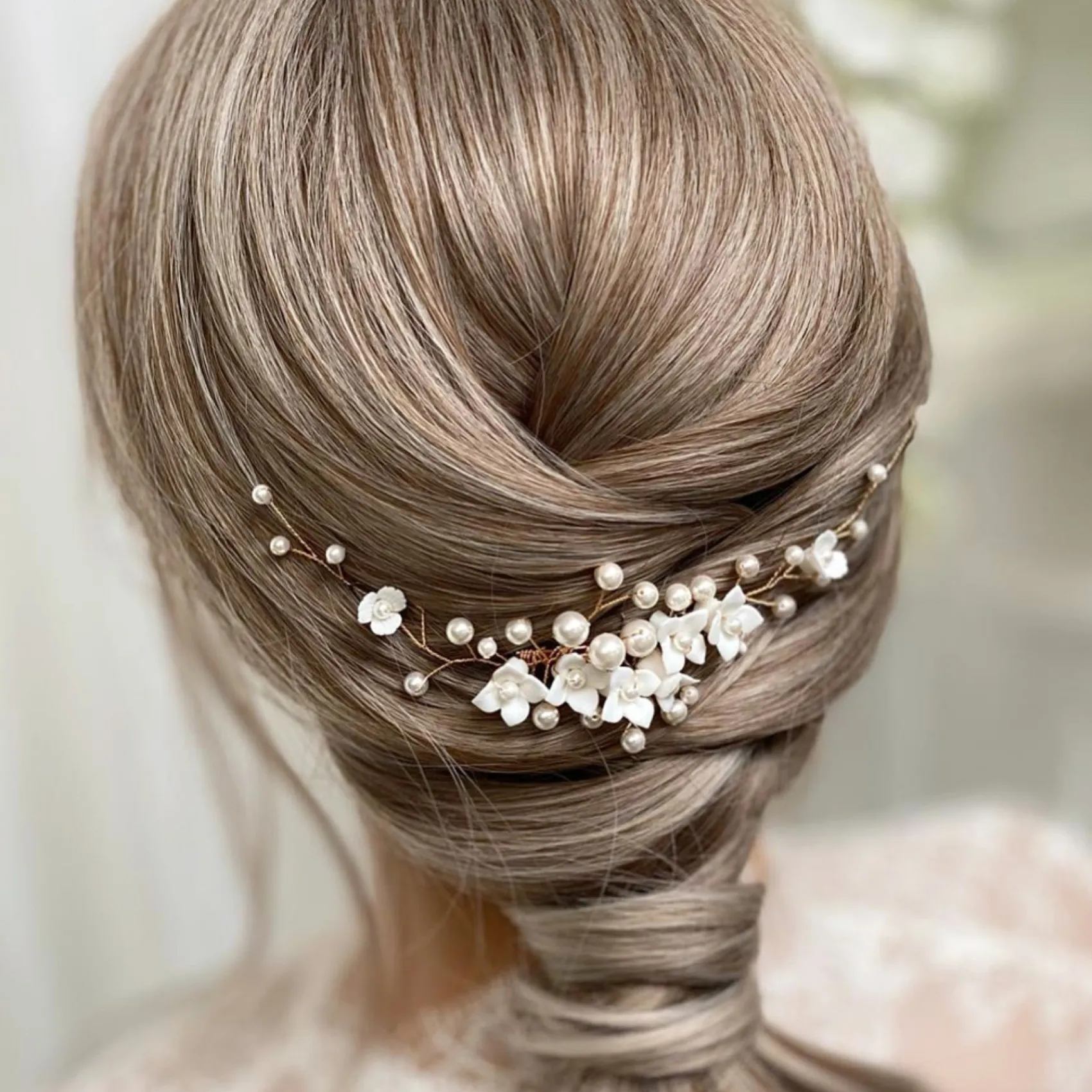 Lace & Favour Skye Porzellan Blumen und Perlen Brauthaarkamm (Gold)* Perlen-haarschmuck | Gold-haar-accessoires