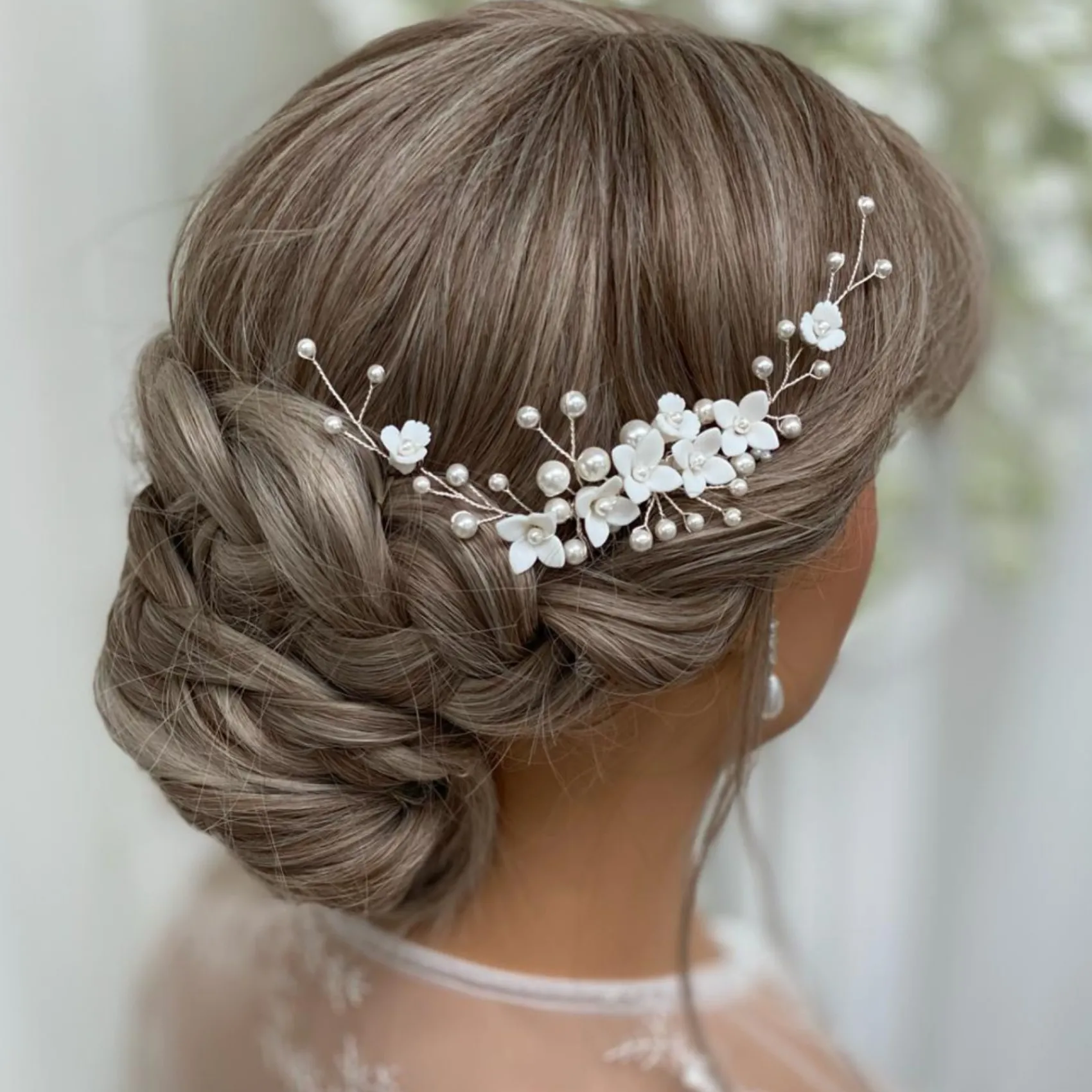 Lace & Favour Skye Porzellan Blumen und Perlen Haarkamm (Silber)* Perlen-haarschmuck | Silberne Haar-accessoires