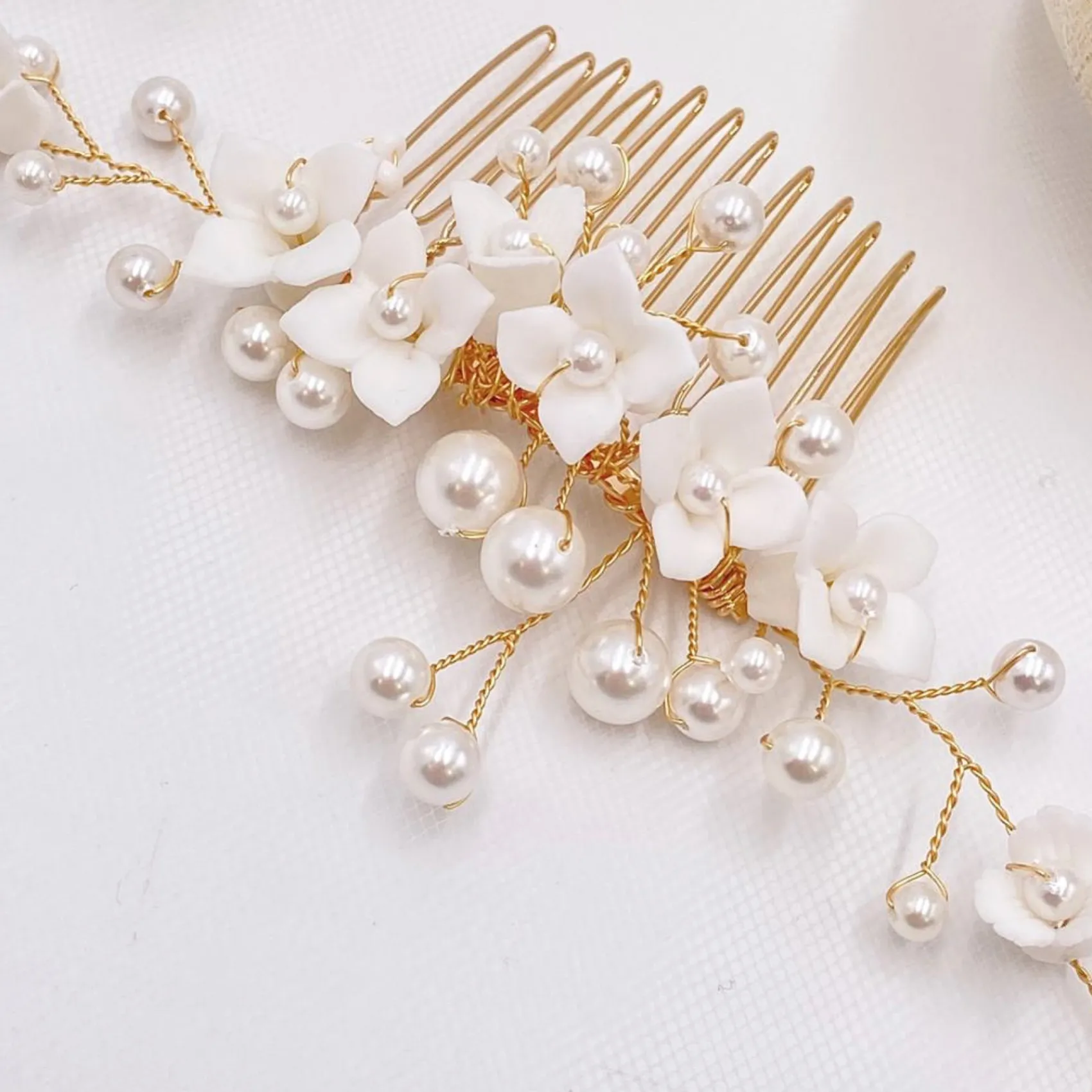Lace & Favour Skye Porzellan Blumen und Perlen Brauthaarkamm (Gold)* Perlen-haarschmuck | Gold-haar-accessoires