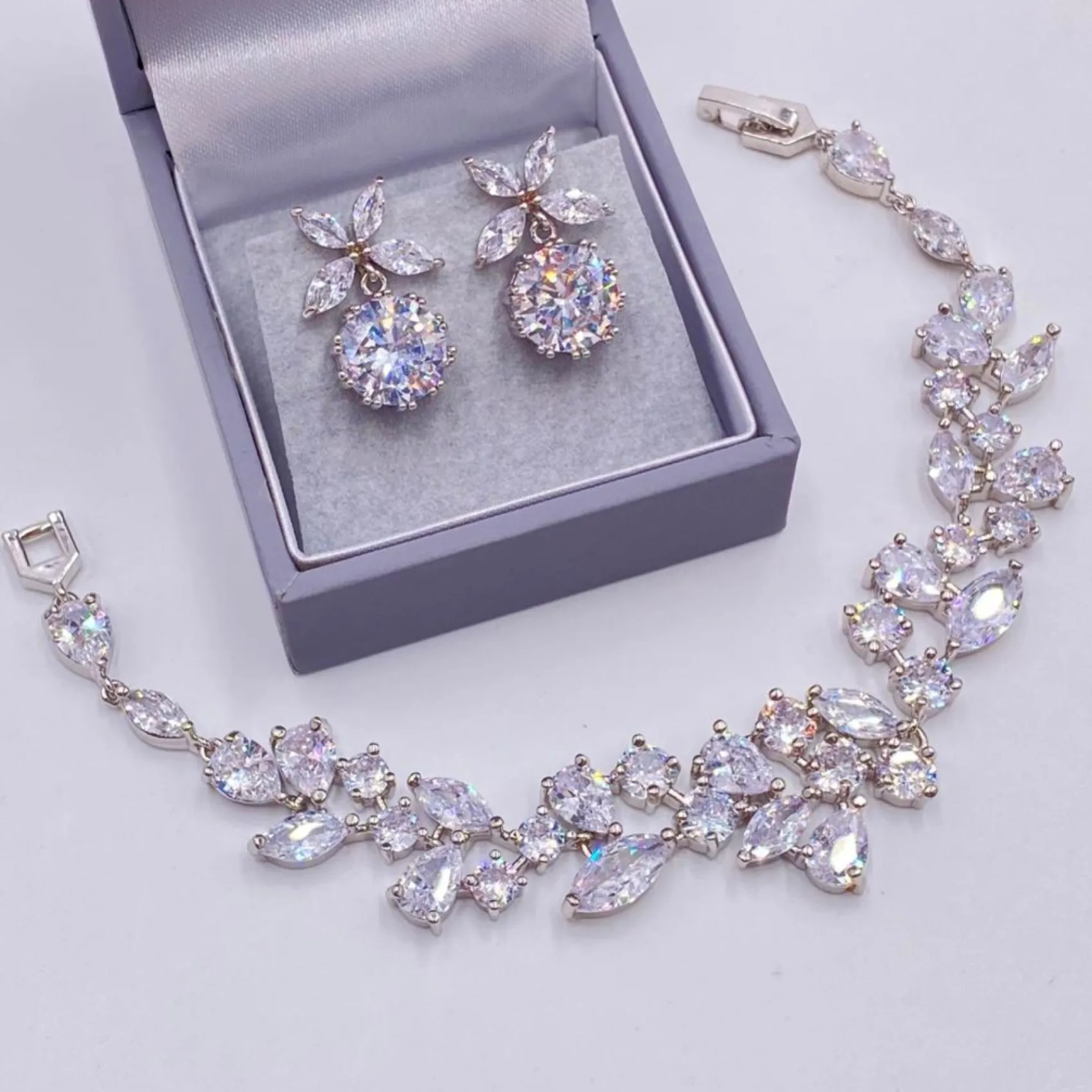Lace & Favour Solitär Zierliche CZ Kristall Blätter Ohrringe* Silberner Abschlussball-schmuck | Abschlussball-ohrringe
