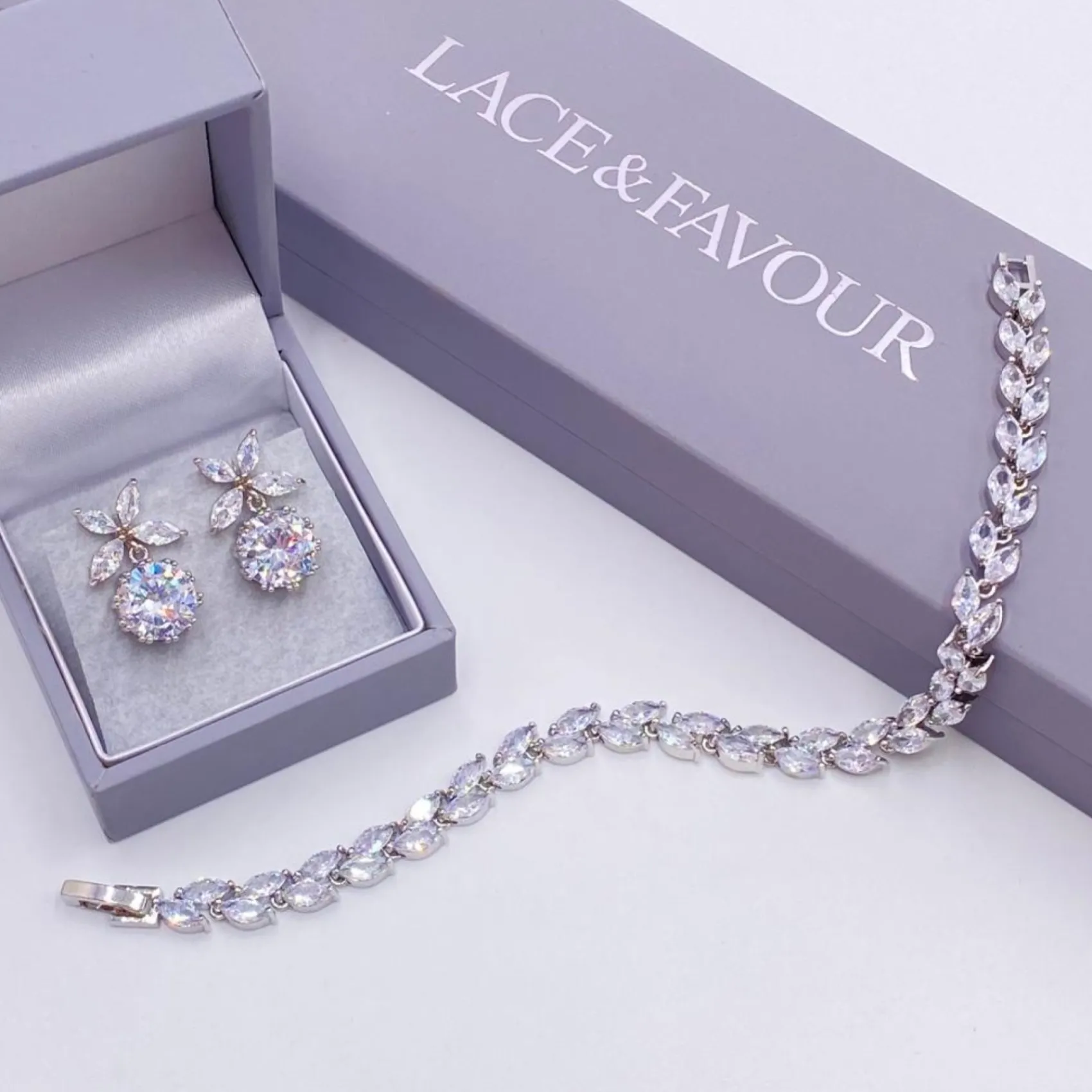 Lace & Favour Solitär Zierliche CZ Kristall Blätter Ohrringe* Silberner Abschlussball-schmuck | Abschlussball-ohrringe
