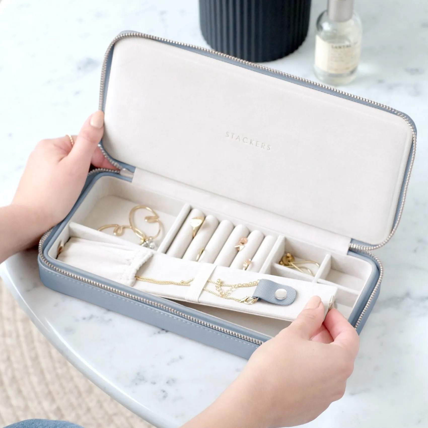 Stackers Dusky Blue Sleek Halskette Zipped Travel Jewellery Box* Etwas Blaue Geschenke | Geschenke Für Die Mutter Des Bräutigams
