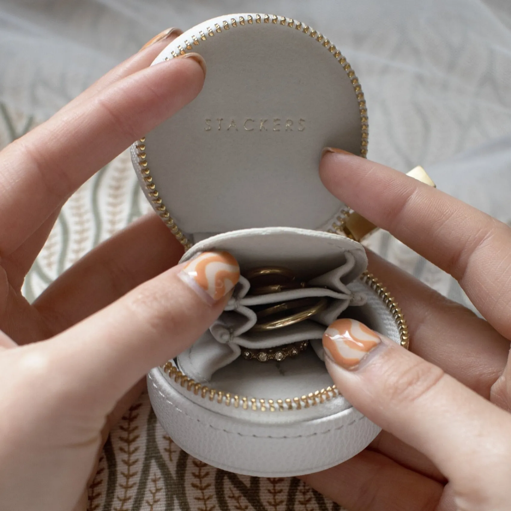 Stackers Weißer Kieselstein Oyster Travel Jewellery Box* Geschenke Für Die Mutter Des Bräutigams | Geschenke Für Die Mutter Der Braut