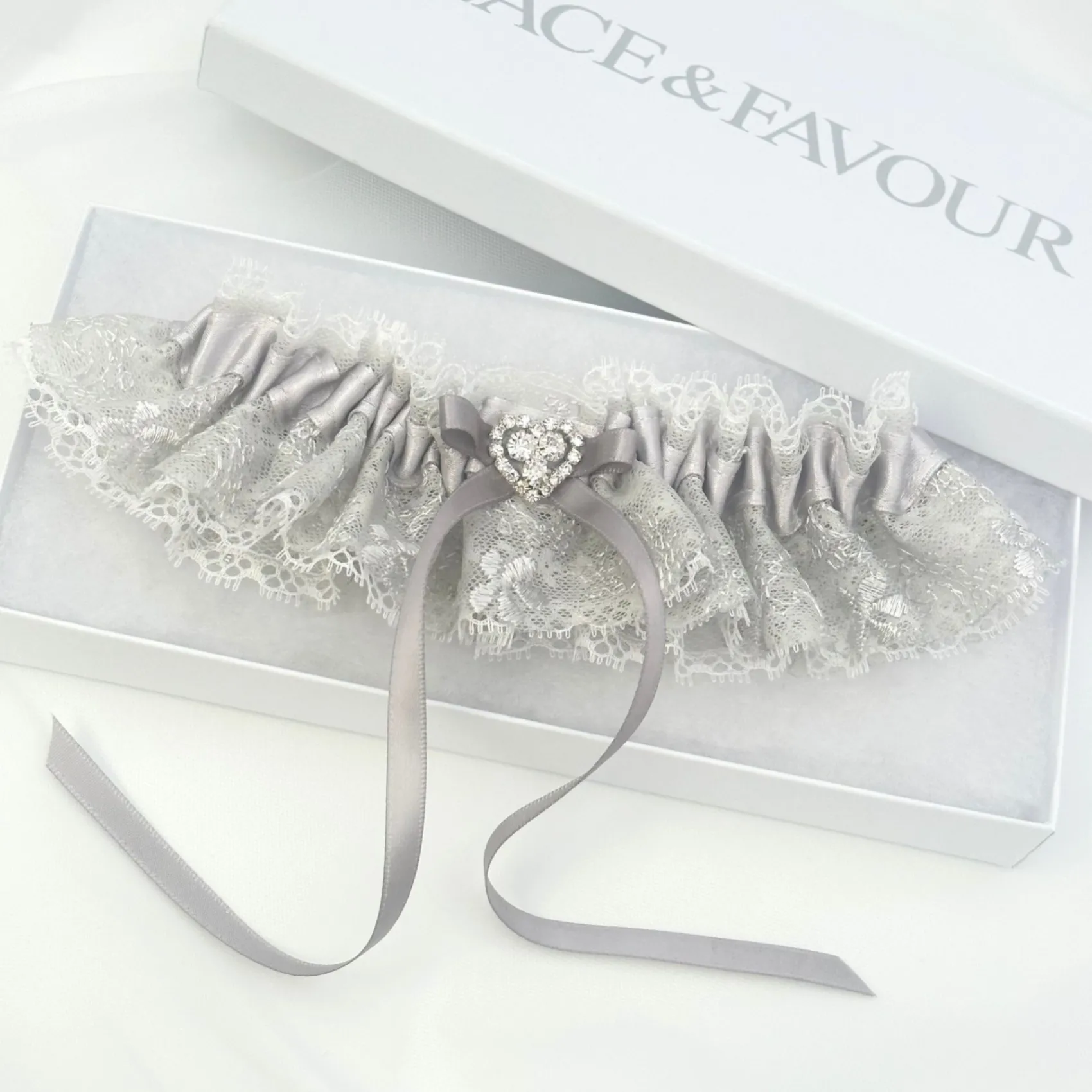 Boudoir Couture Surrender Silber Satin und Spitze Strumpfband mit Kristall Herz und Detail* Geschenke Für Die Braut | Strumpfbänder Für Bräute