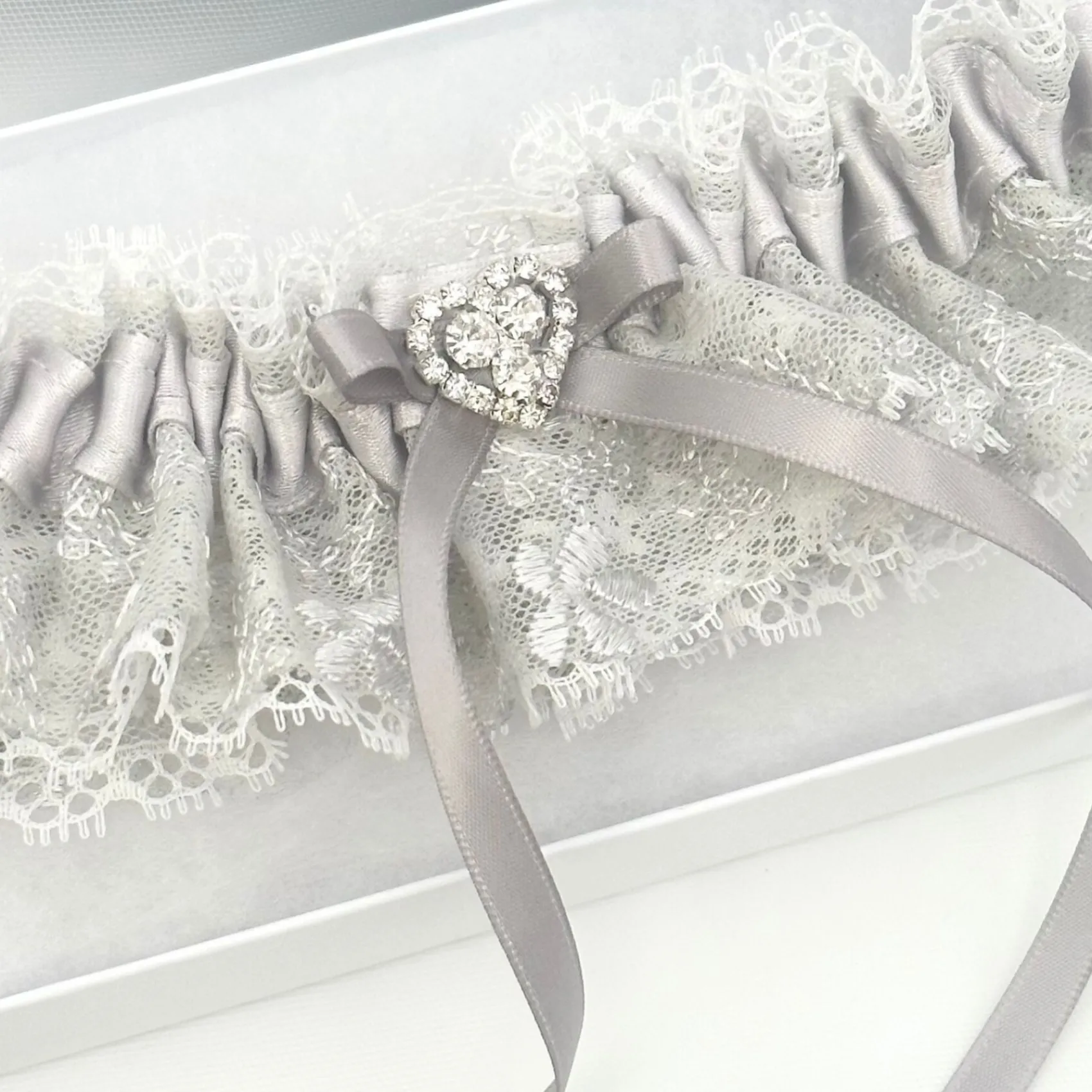 Boudoir Couture Surrender Silber Satin und Spitze Strumpfband mit Kristall Herz und Detail* Geschenke Für Die Braut | Strumpfbänder Für Bräute