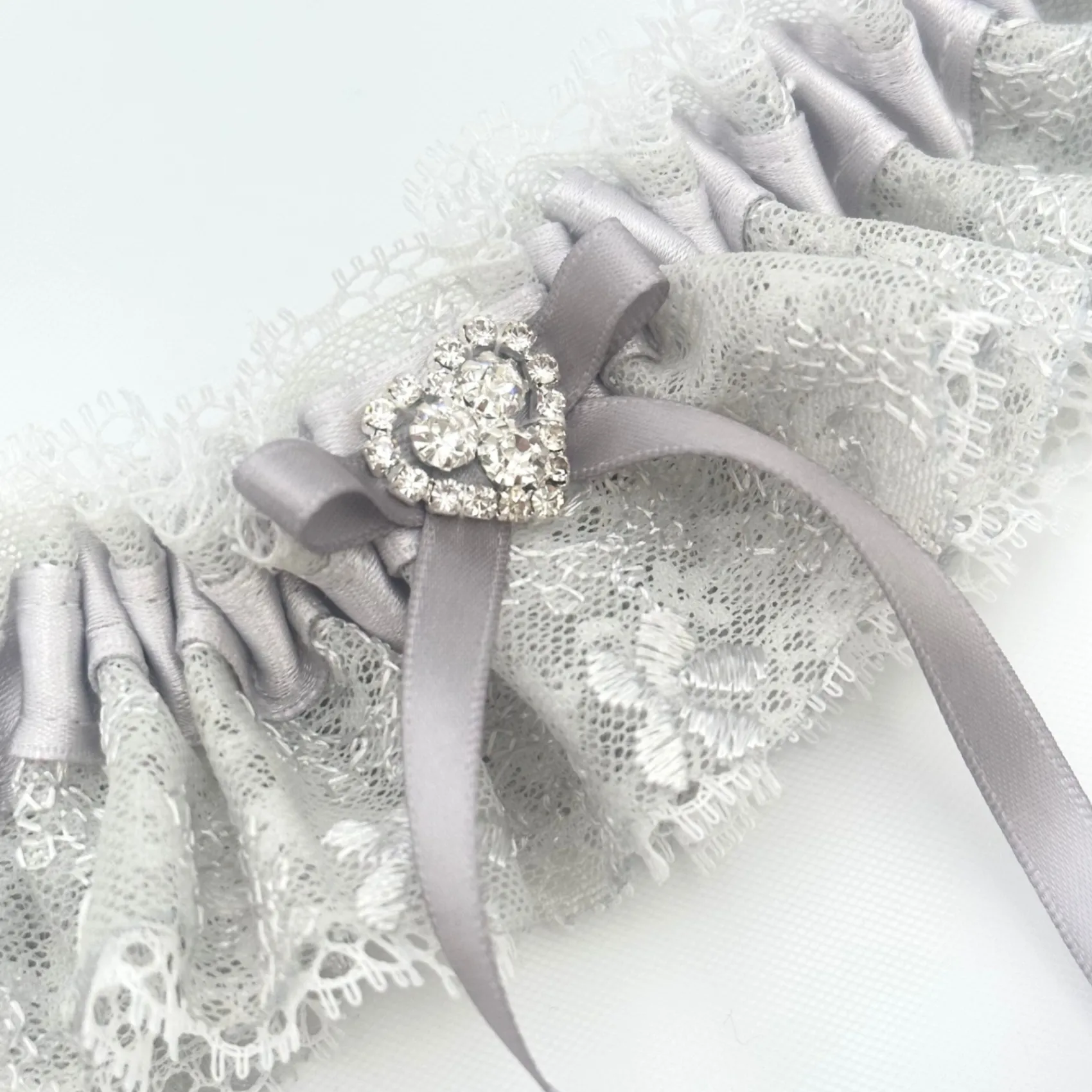 Boudoir Couture Surrender Silber Satin und Spitze Strumpfband mit Kristall Herz und Detail* Geschenke Für Die Braut | Strumpfbänder Für Bräute