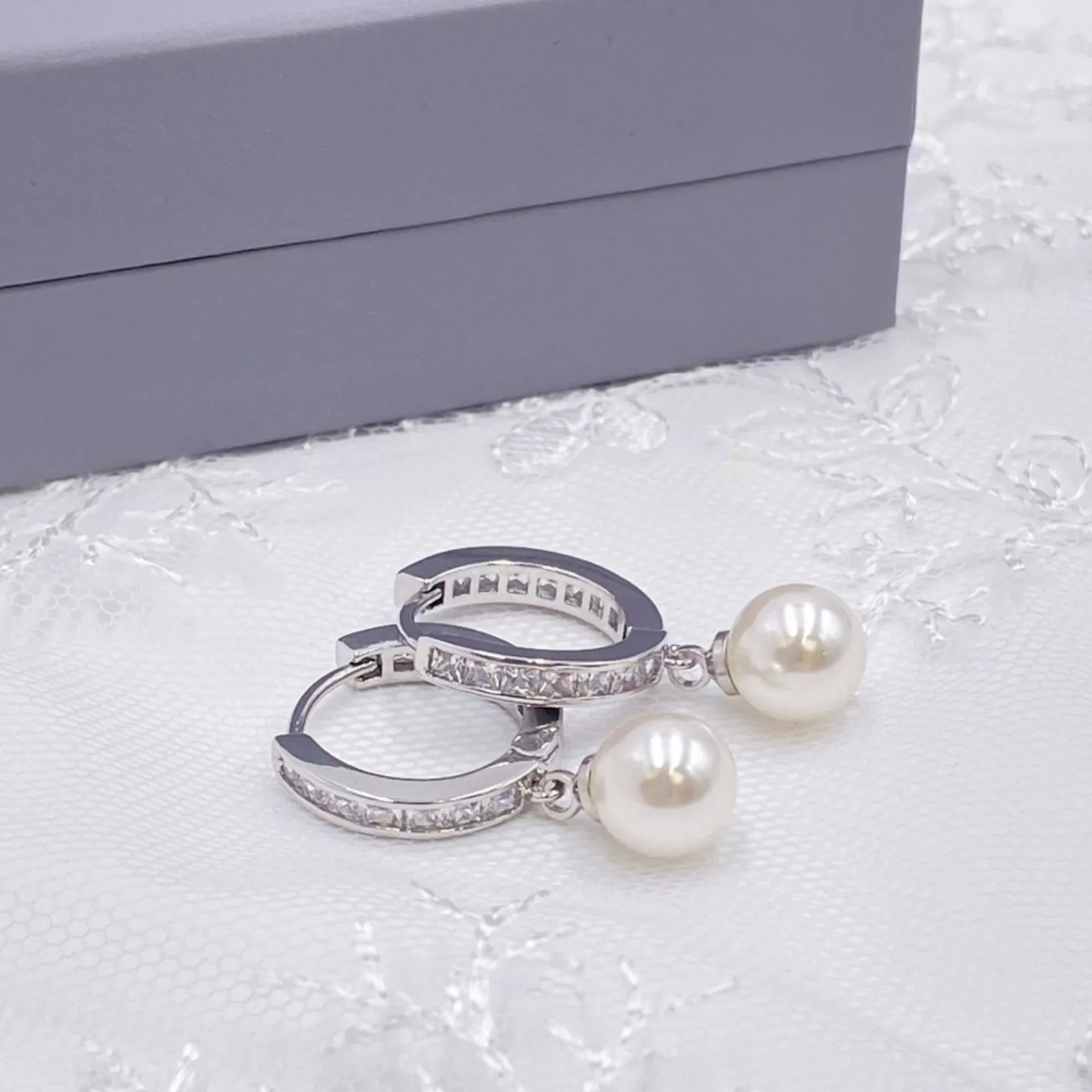 Lace & Favour Tahiti Silber Perle Tropfen Kristall Huggie Hoop Ohrringe* Geschenke Für Brautjungfern | Geschenke Für Die Braut