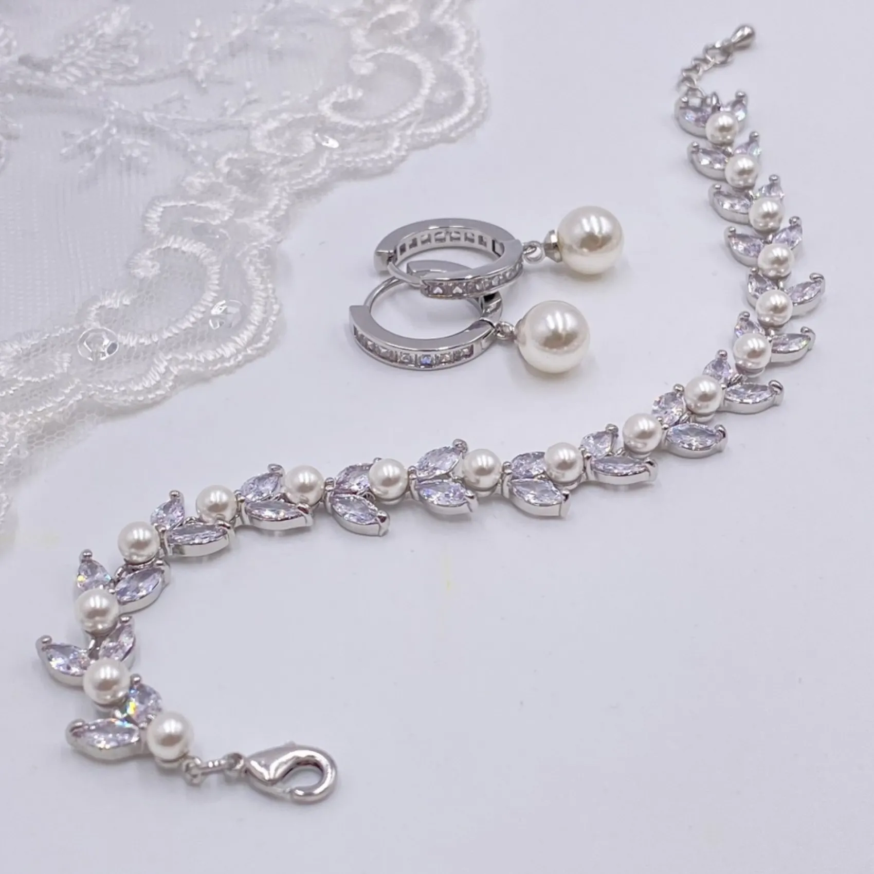 Lace & Favour Tahiti Silber Perle Tropfen Kristall Huggie Hoop Ohrringe* Geschenke Für Brautjungfern | Geschenke Für Die Braut