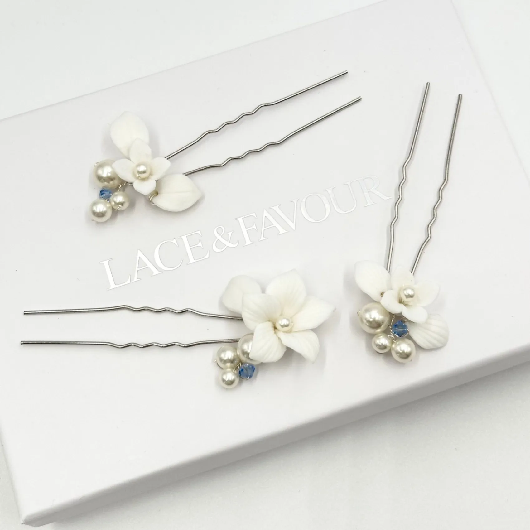 Beads & Beyond Tiffany Set aus 3 Haarnadeln mit Perlen und hellem Saphir-Kristall mit Blumenmuster* Etwas Blaue Geschenke | Geschenke Für Die Braut