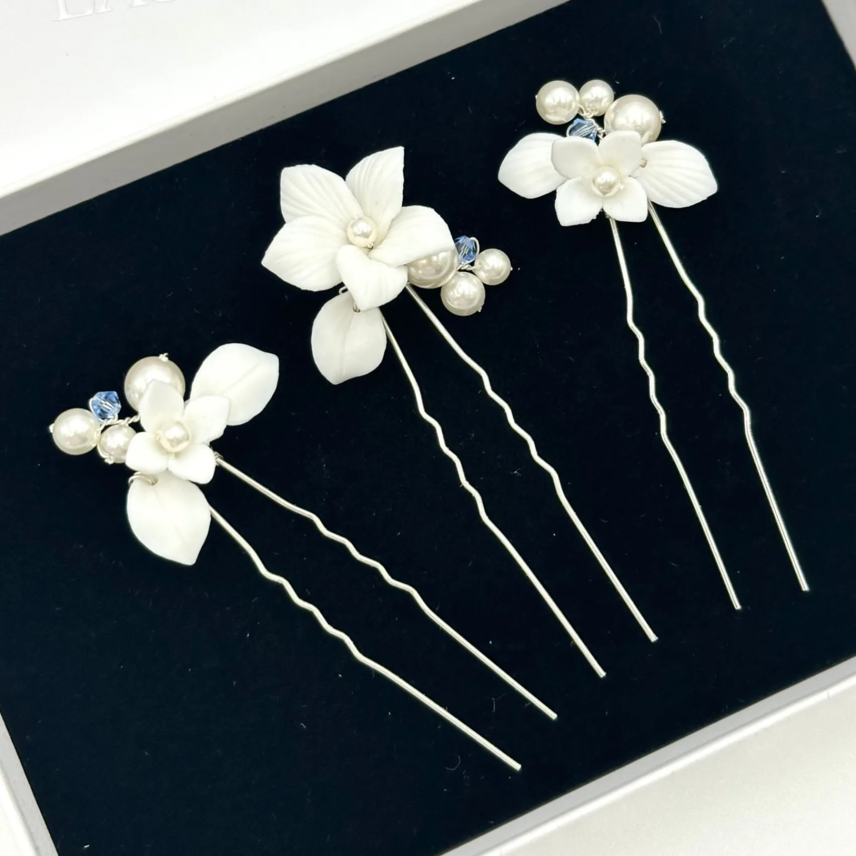 Beads & Beyond Tiffany Set aus 3 Haarnadeln mit Perlen und hellem Saphir-Kristall mit Blumenmuster* Etwas Blaue Geschenke | Geschenke Für Die Braut