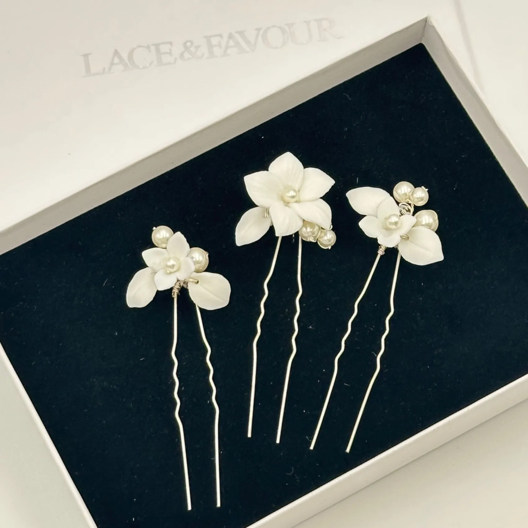Beads & Beyond Tiffany Set mit 3 Haarnadeln aus Perlen und klarem Kristall mit Blumenmuster* Perlen-haarschmuck | Silberne Haar-accessoires