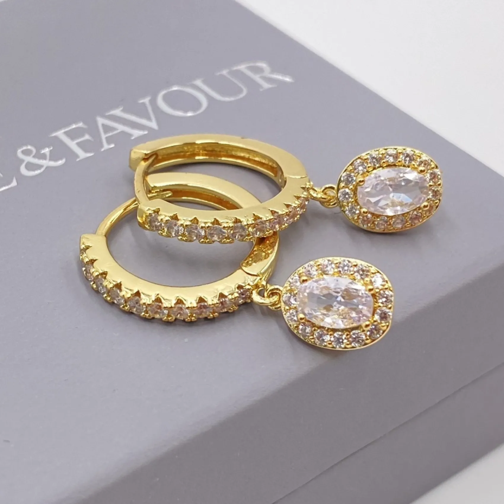 Lace & Favour Tobago Gold Crystal verschönert Huggie Hoop Ohrringe* Goldener Abschlussball-schmuck | Abschlussball-ohrringe