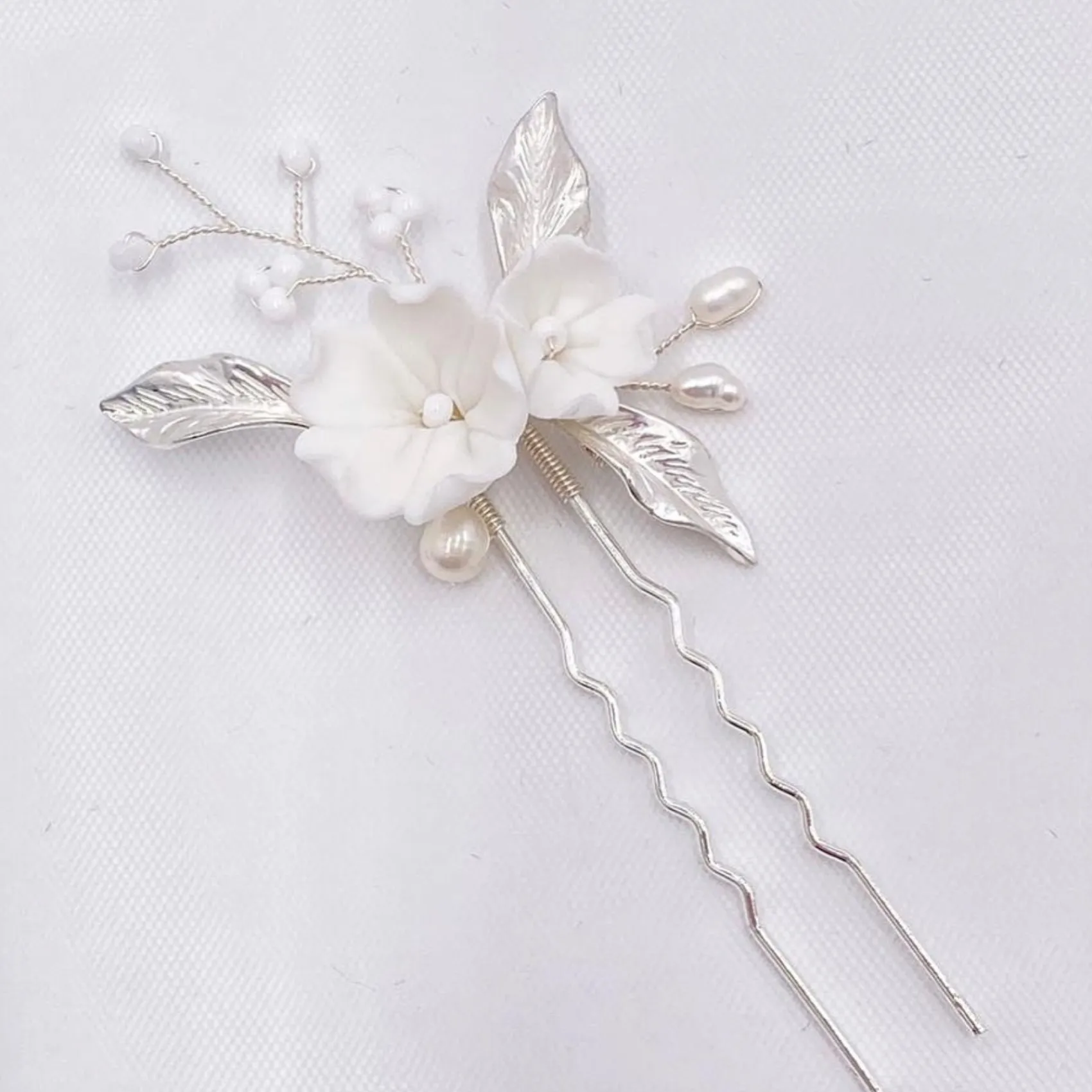 Lace & Favour Tulippa Porzellan Blumen und Silberblätter Haarnadel* Perlen-haarschmuck | Silberne Haar-accessoires