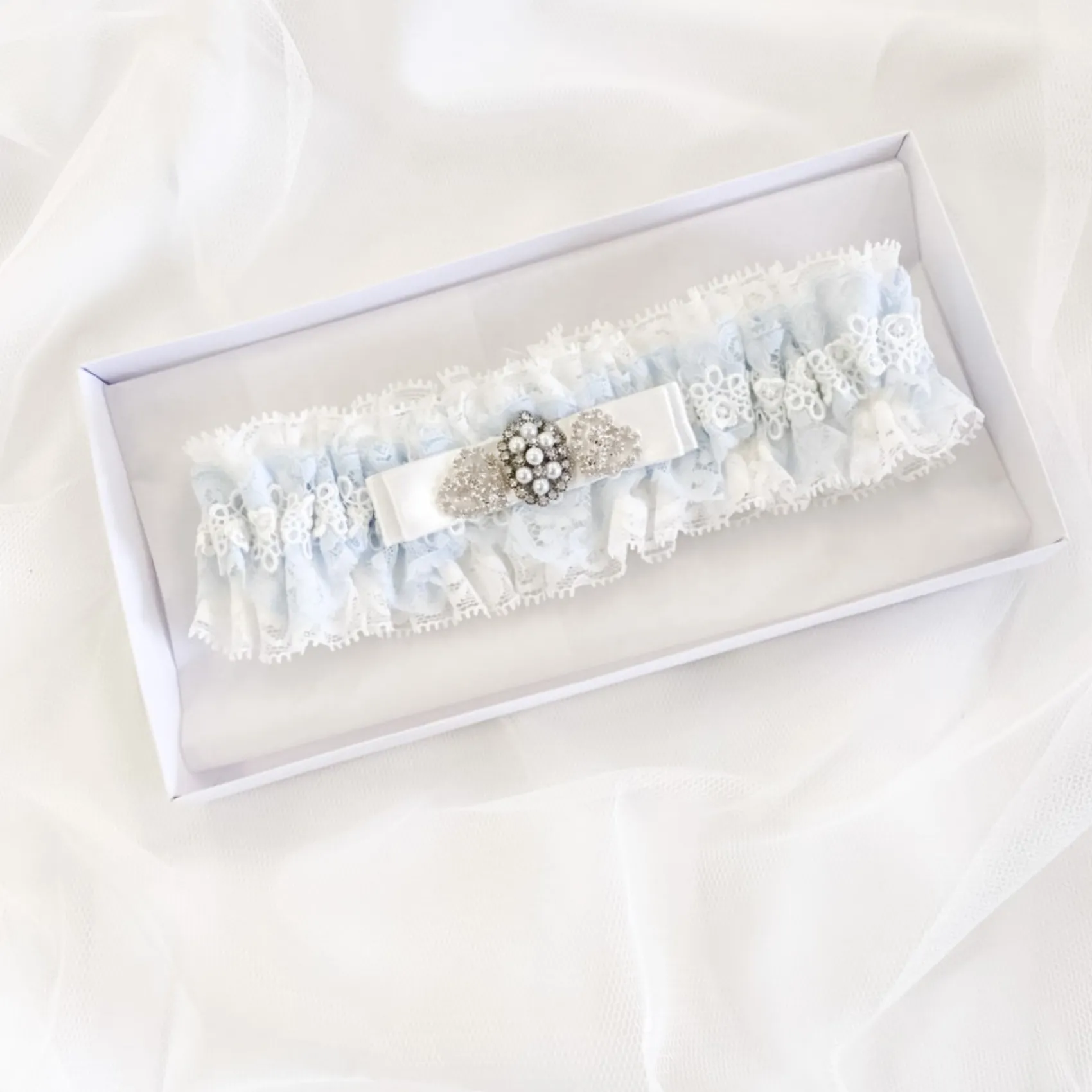 Boudoir Couture Unendliches Strumpfband aus blauer und elfenbeinfarbener Spitze mit kristallbesetzter Schleife* Etwas Blaue Geschenke | Geschenke Für Die Braut