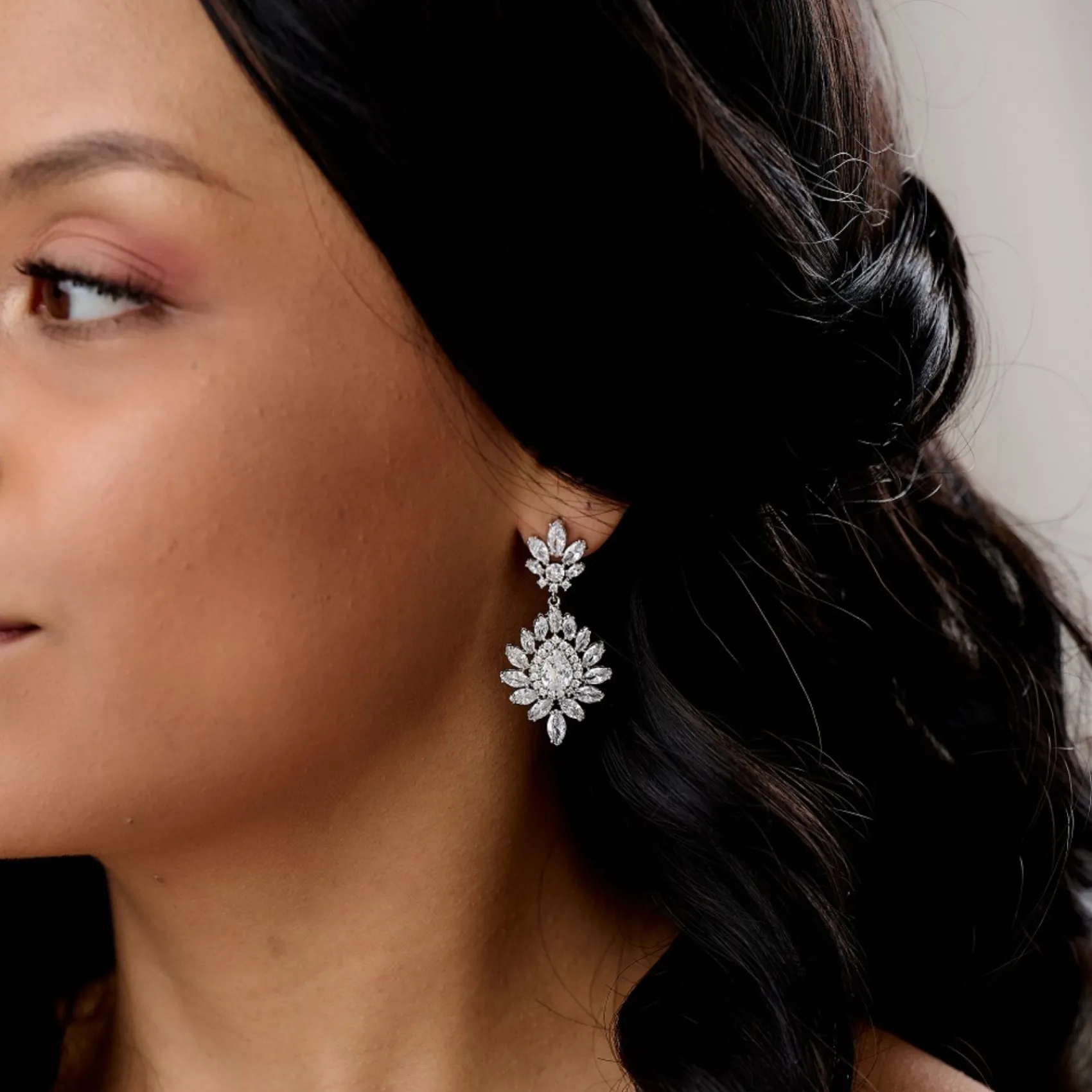 Lace & Favour Valencia Glitzernde Statement-CZ-Kronleuchter-Ohrringe* Silberner Abschlussball-schmuck | Abschlussball-ohrringe