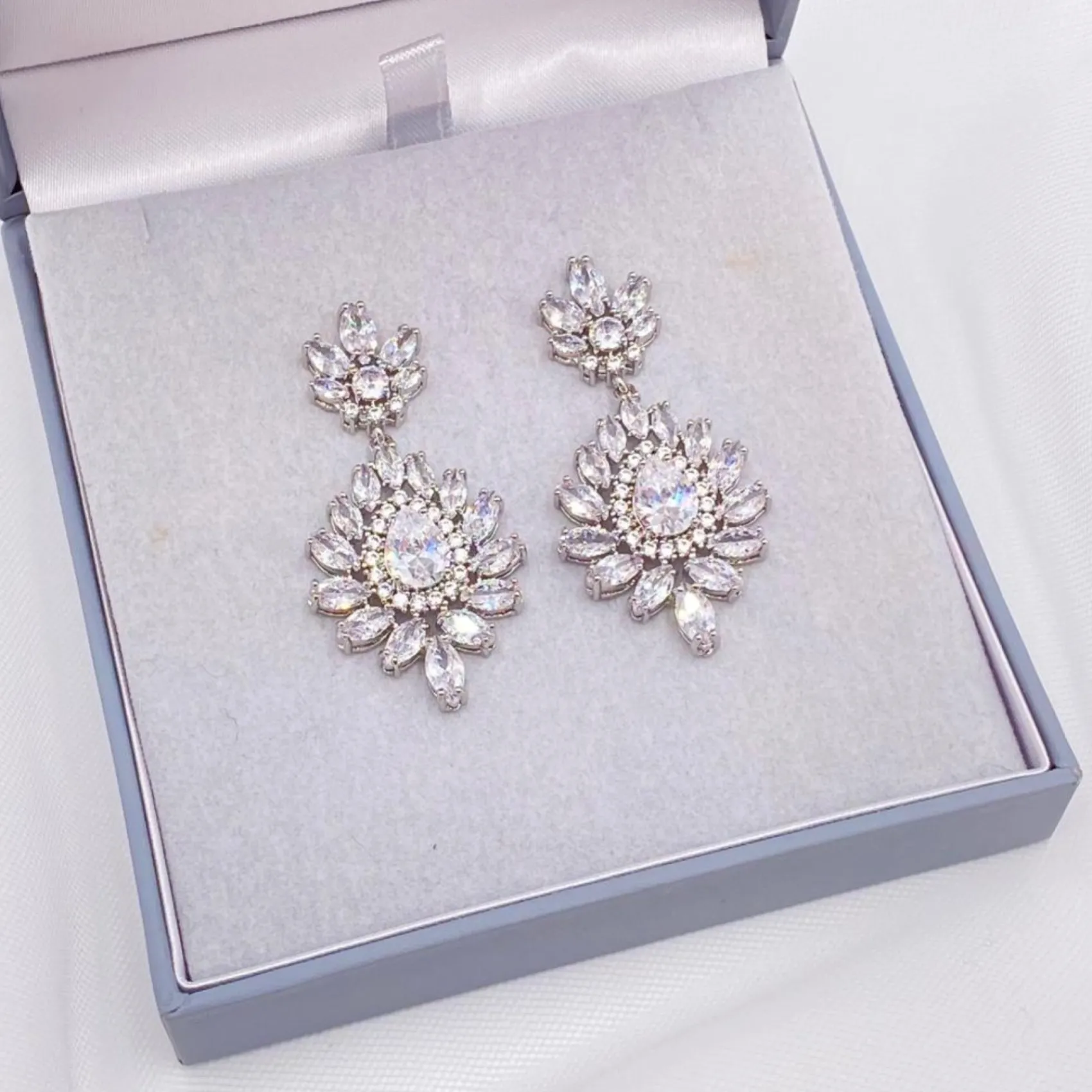 Lace & Favour Valencia Glitzernde Statement-CZ-Kronleuchter-Ohrringe* Silberner Abschlussball-schmuck | Abschlussball-ohrringe