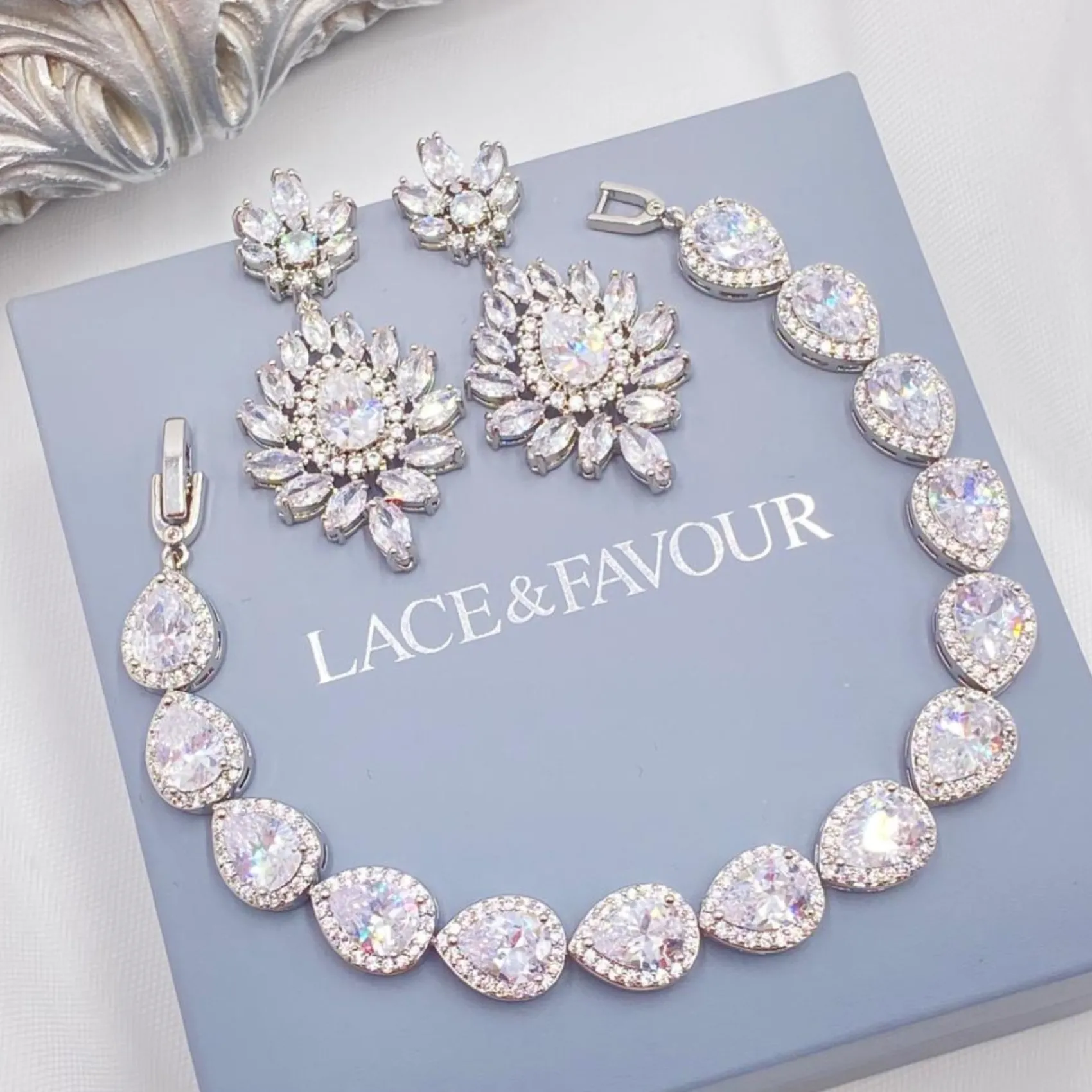 Lace & Favour Valencia Glitzernde Statement-CZ-Kronleuchter-Ohrringe* Silberner Abschlussball-schmuck | Abschlussball-ohrringe