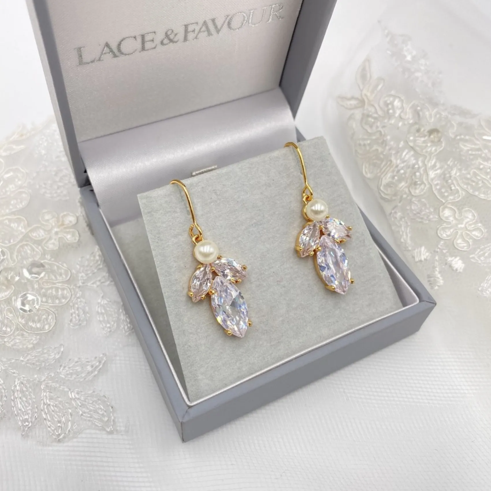 Lace & Favour Vermont Gold Perlen- und Kristalltropfen-Ohrringe* Geschenke Für Die Braut | Gold-hochzeitsschmuck