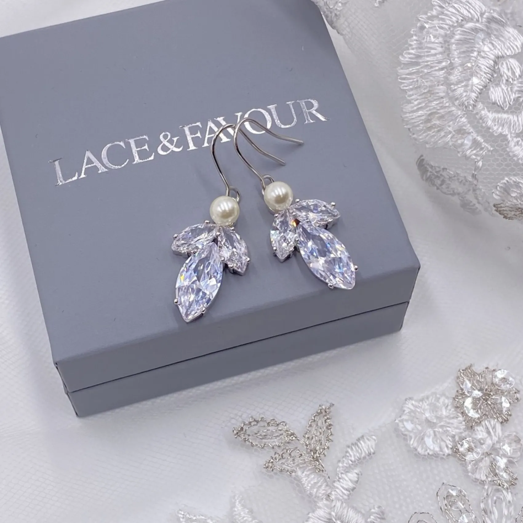 Lace & Favour Vermont Silber Perlen- und Kristalltropfen-Ohrringe* Geschenke Für Die Braut | Silberner Hochzeitsschmuck