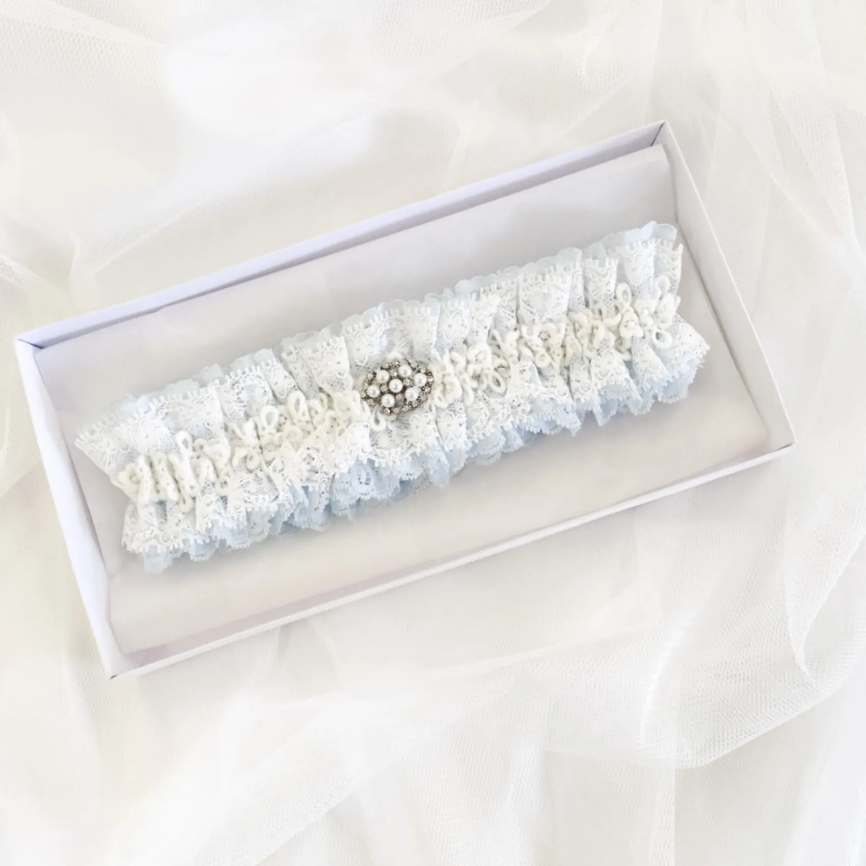 Boudoir Couture Versprechen Blau und Elfenbein Spitze Strumpfband mit Perle und Kristall Brosche* Etwas Blaue Geschenke | Geschenke Für Die Braut