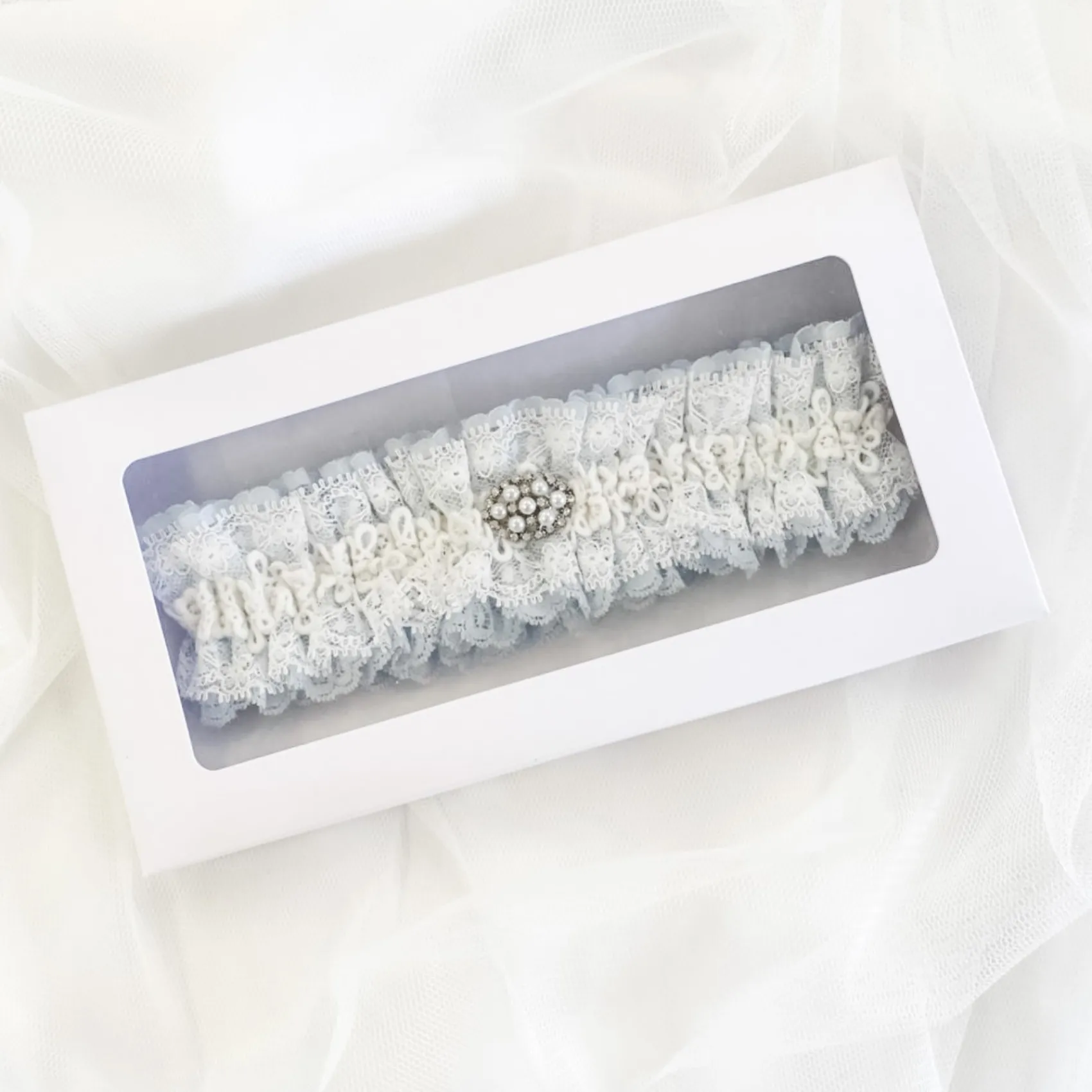 Boudoir Couture Versprechen Blau und Elfenbein Spitze Strumpfband mit Perle und Kristall Brosche* Etwas Blaue Geschenke | Geschenke Für Die Braut