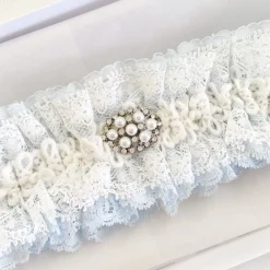 Boudoir Couture Versprechen Blau und Elfenbein Spitze Strumpfband mit Perle und Kristall Brosche* Etwas Blaue Geschenke | Geschenke Für Die Braut
