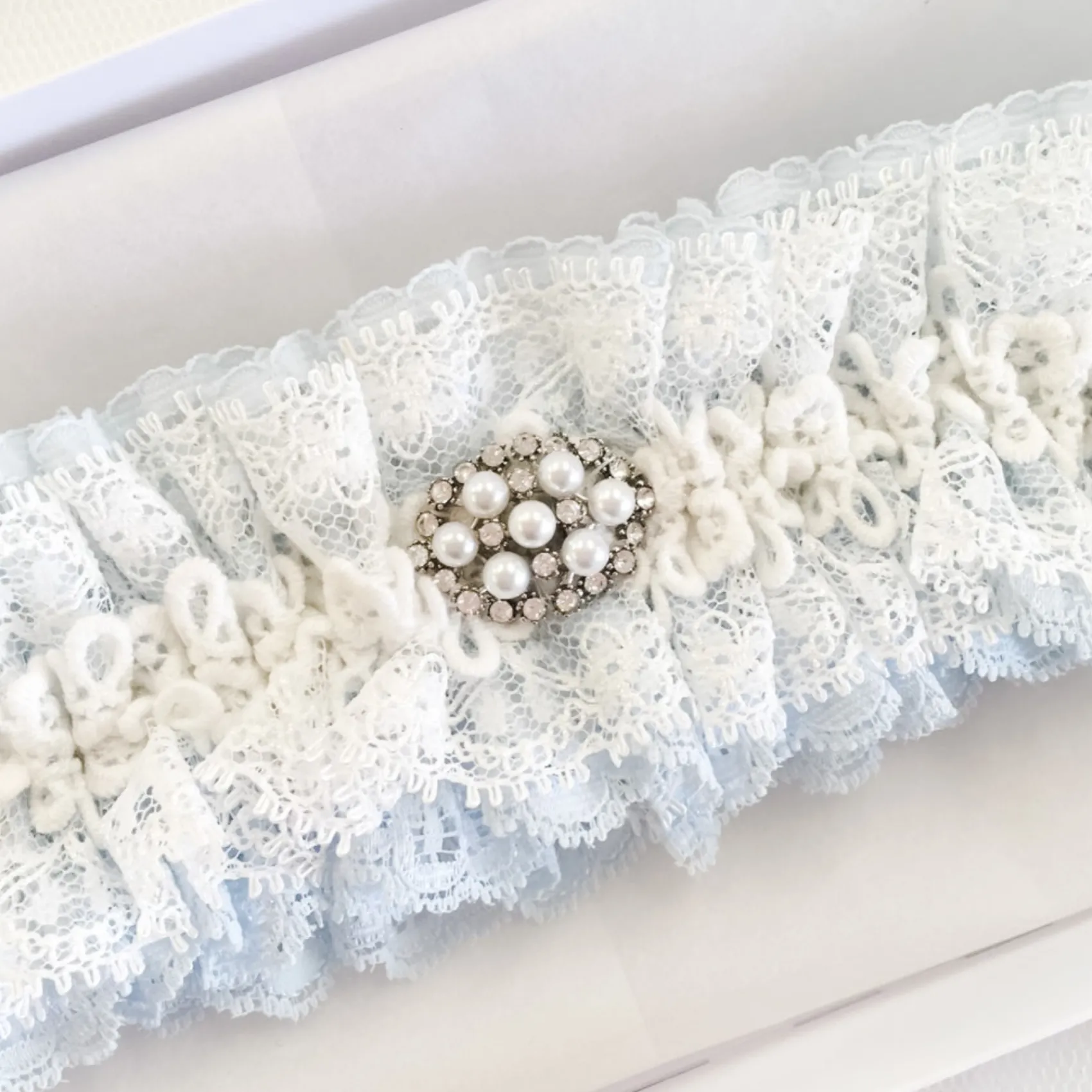 Boudoir Couture Versprechen Blau und Elfenbein Spitze Strumpfband mit Perle und Kristall Brosche* Etwas Blaue Geschenke | Geschenke Für Die Braut