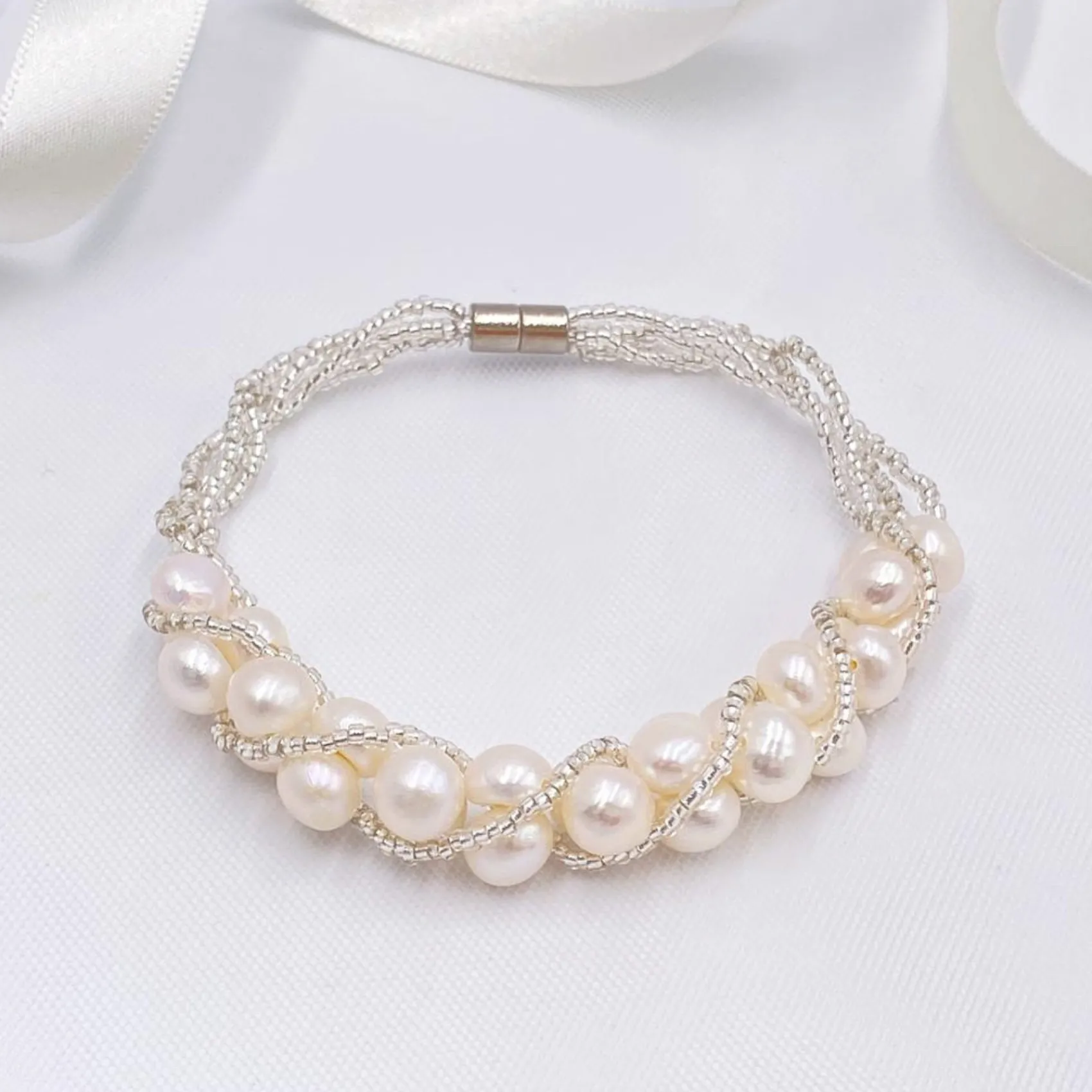 Lace & Favour Viniana Armband aus gedrehten Perlen und Süßwasserperlen* Perlen-hochzeitsschmuck | Silberner Hochzeitsschmuck