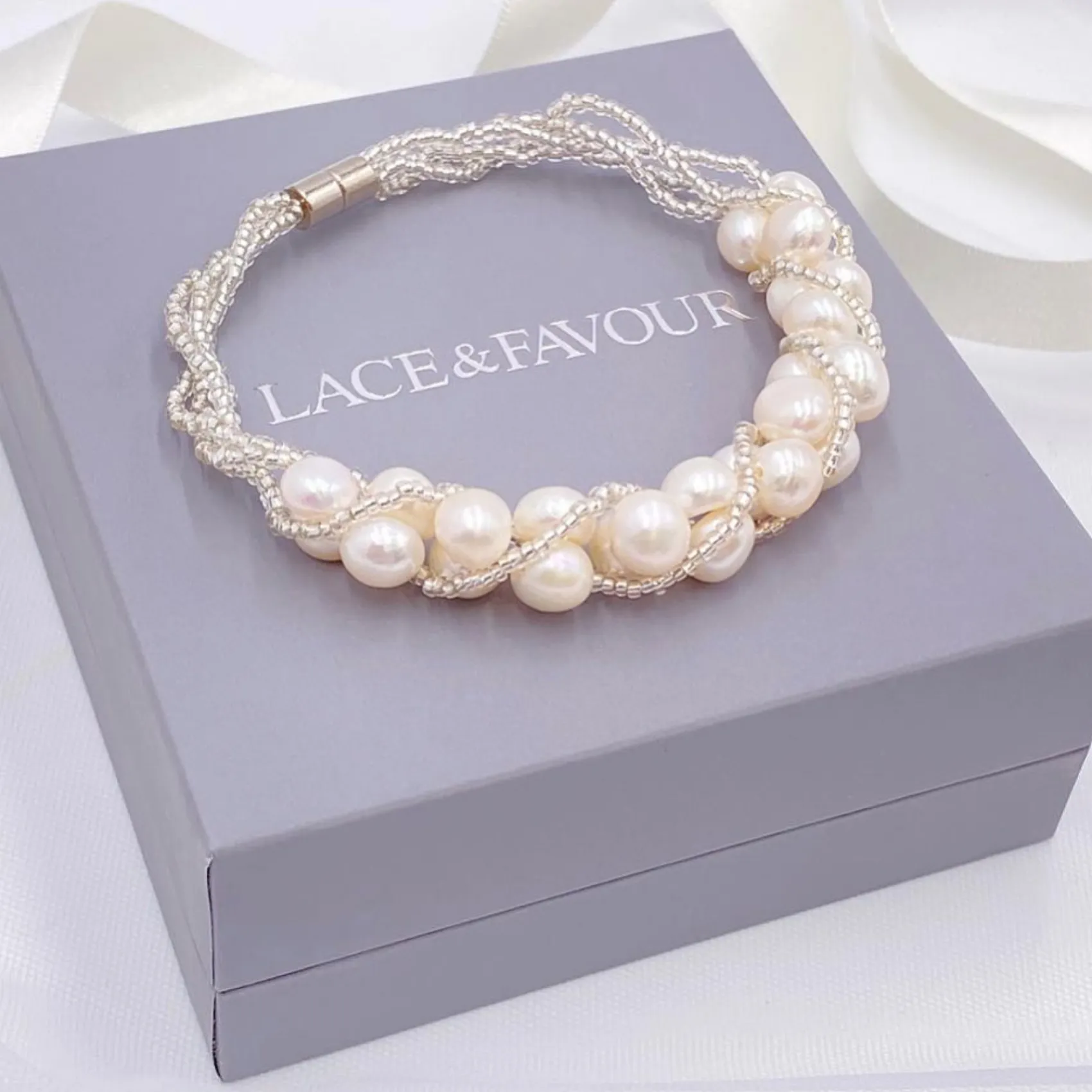 Lace & Favour Viniana Armband aus gedrehten Perlen und Süßwasserperlen* Perlen-hochzeitsschmuck | Silberner Hochzeitsschmuck