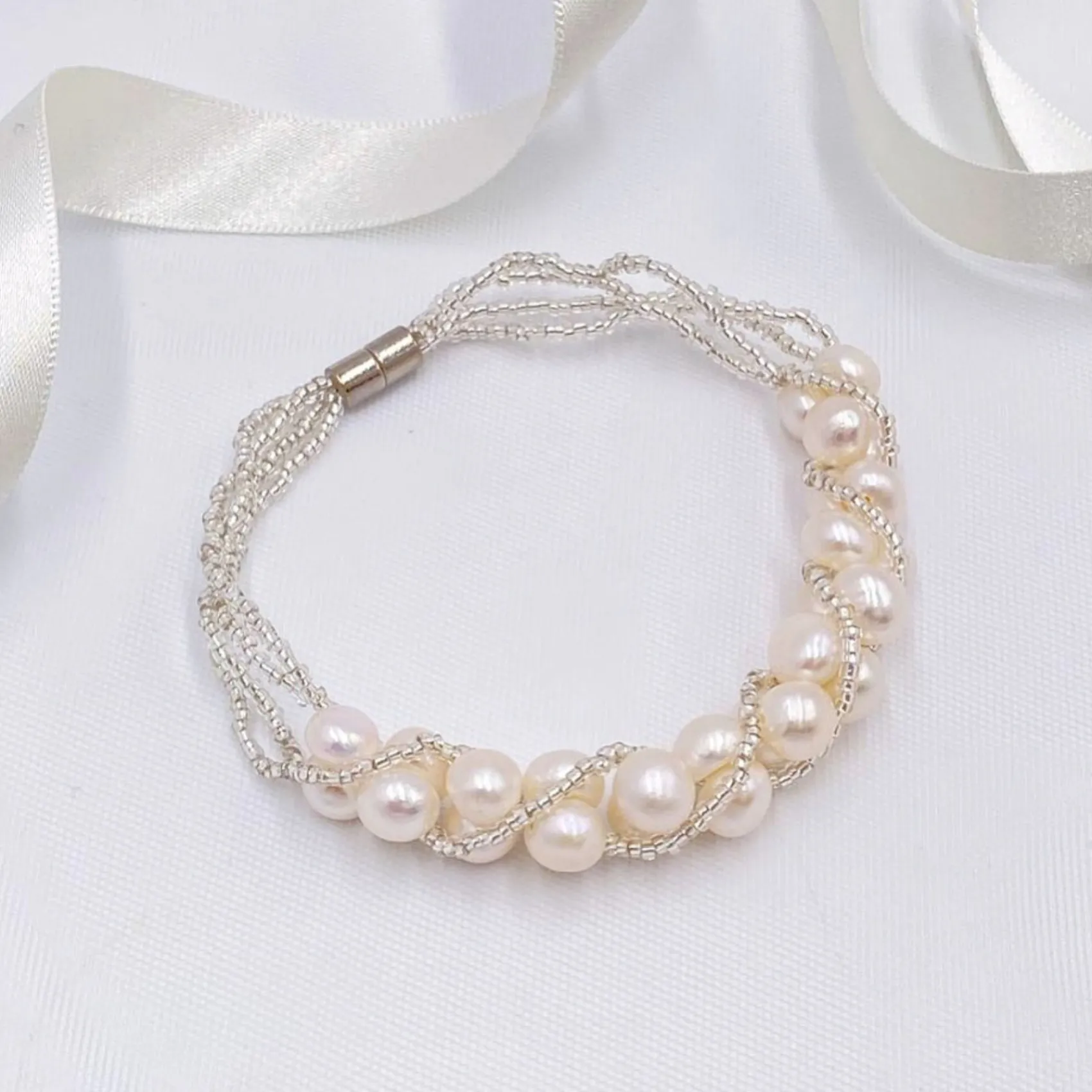 Lace & Favour Viniana Armband aus gedrehten Perlen und Süßwasserperlen* Perlen-hochzeitsschmuck | Silberner Hochzeitsschmuck