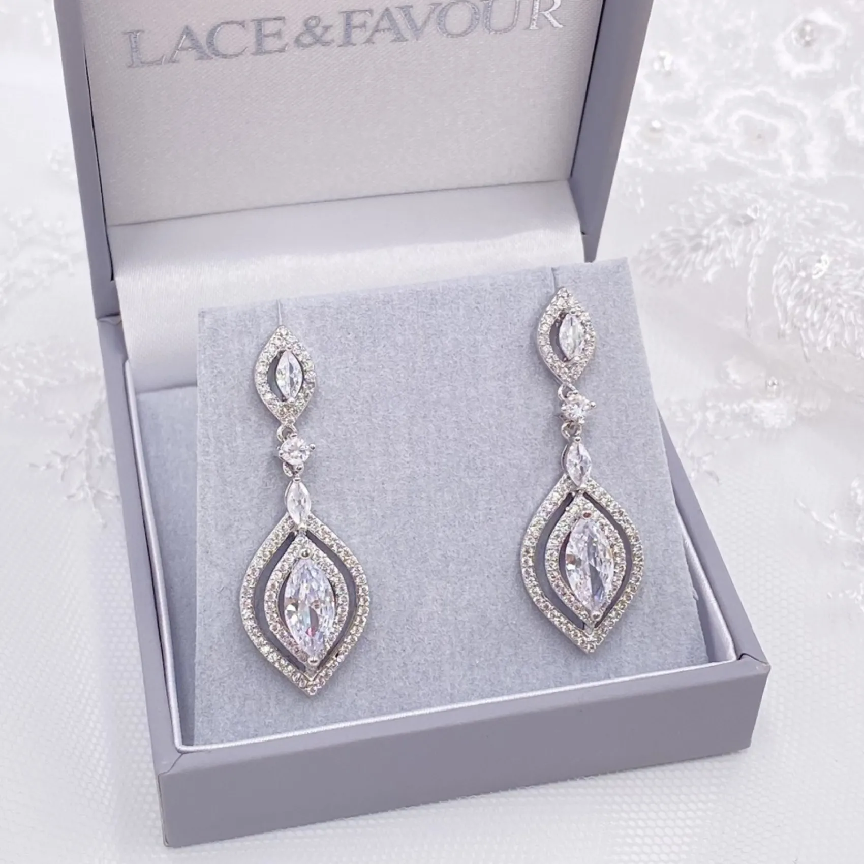 Lace & Favour Wallace Vintage inspirierte Cubic Zirkonia Tropfen Ohrringe* Silberner Abschlussball-schmuck | Abschlussball-ohrringe
