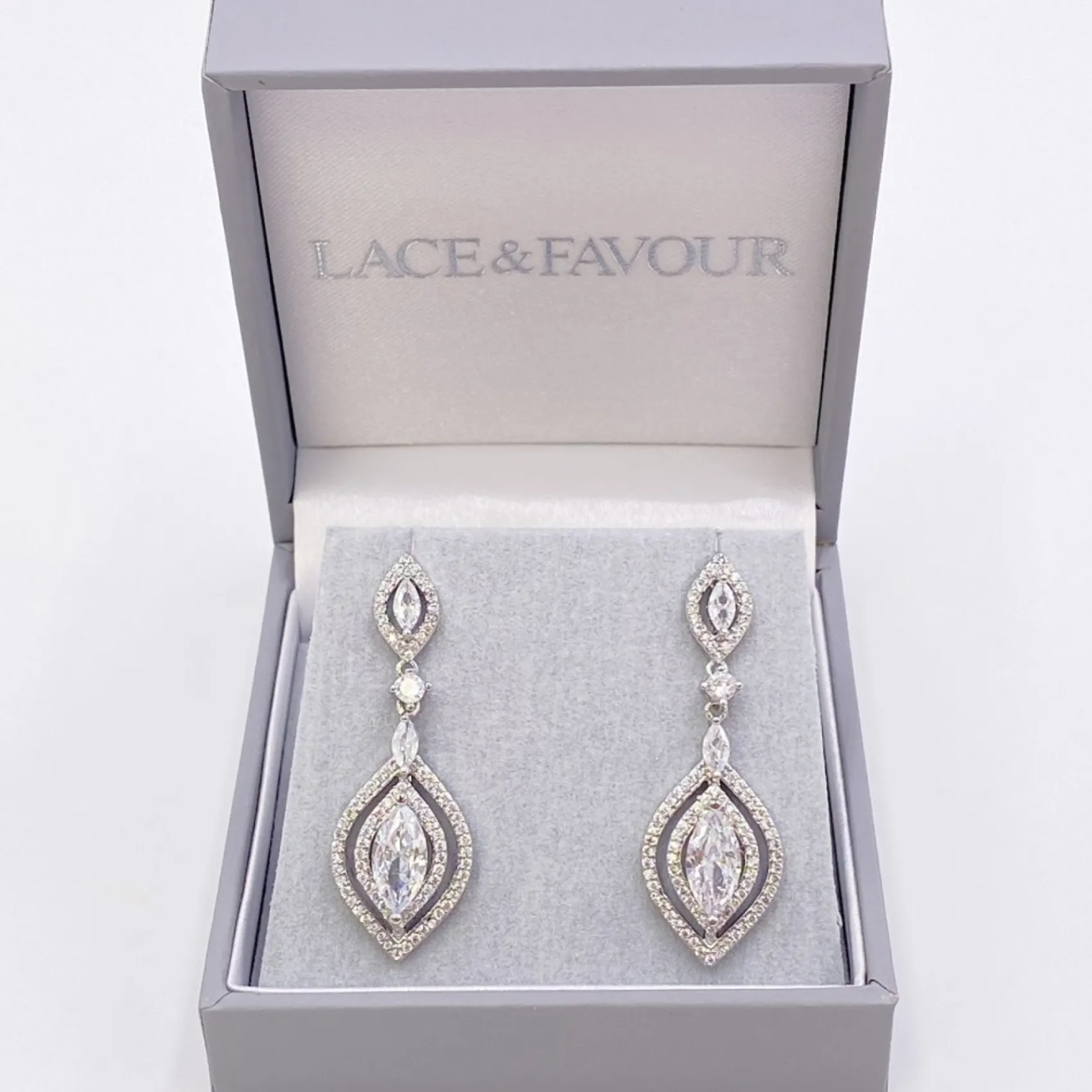 Lace & Favour Wallace Vintage inspirierte Cubic Zirkonia Tropfen Ohrringe* Silberner Abschlussball-schmuck | Abschlussball-ohrringe