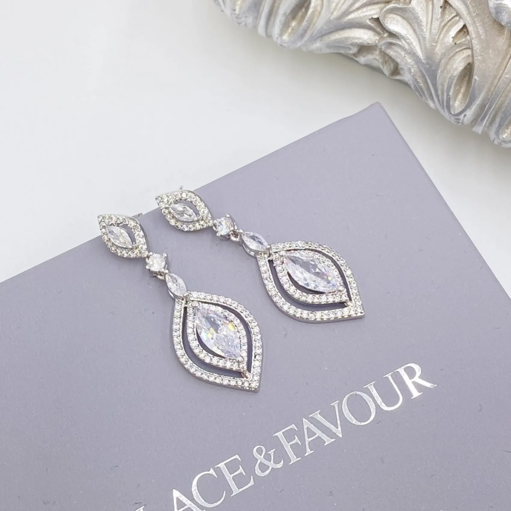 Lace & Favour Wallace Vintage inspirierte Cubic Zirkonia Tropfen Ohrringe* Silberner Abschlussball-schmuck | Abschlussball-ohrringe