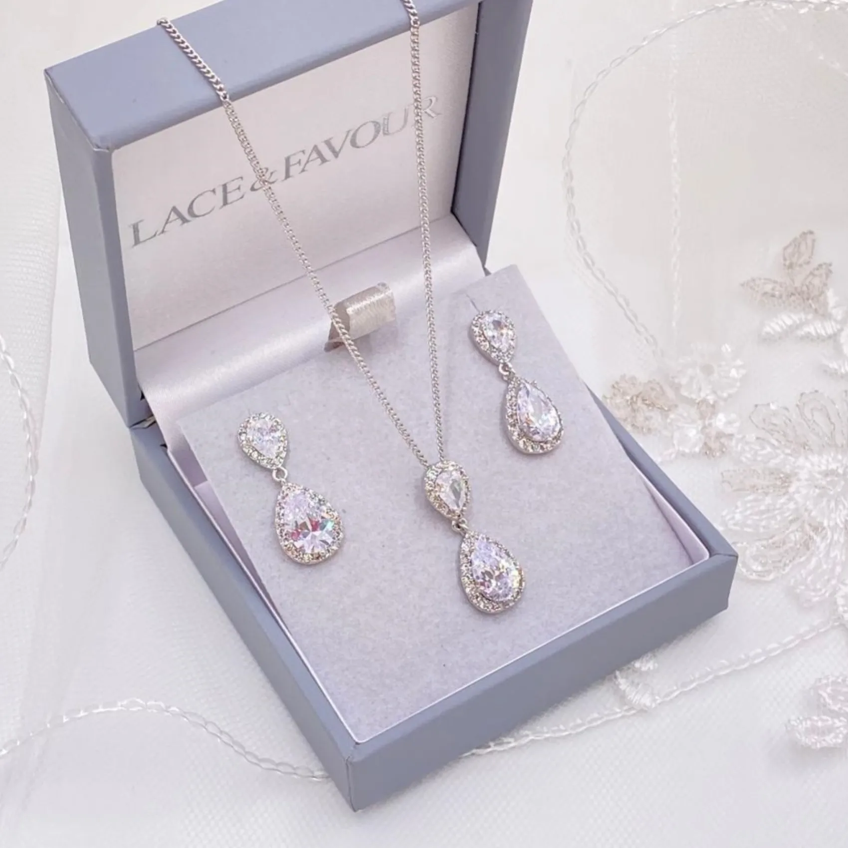 Lace & Favour Zara Silber Teardrop Kristall Hochzeitsschmuck Set* Silberner Abschlussball-schmuck | Abschlussball-schmuck-sets